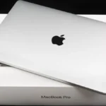 MacBook Pro đặt trên hộp và bao bì gốc khi chuẩn bị bán.
