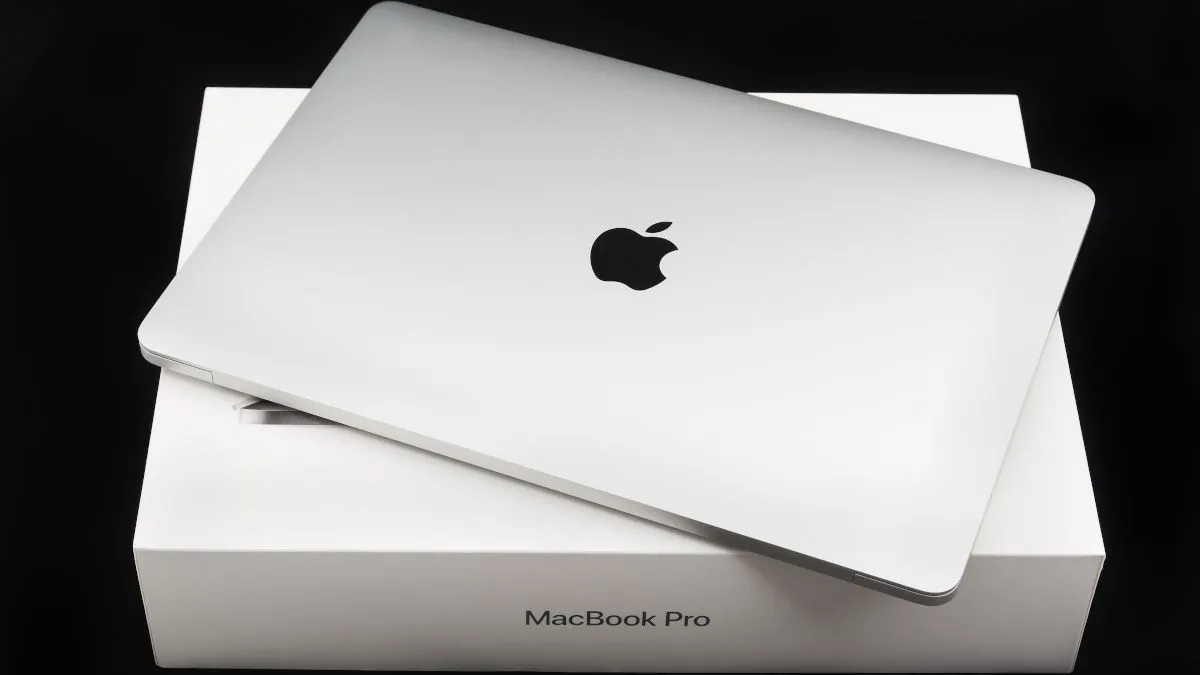 MacBook Pro đặt trên hộp và bao bì gốc khi chuẩn bị bán.