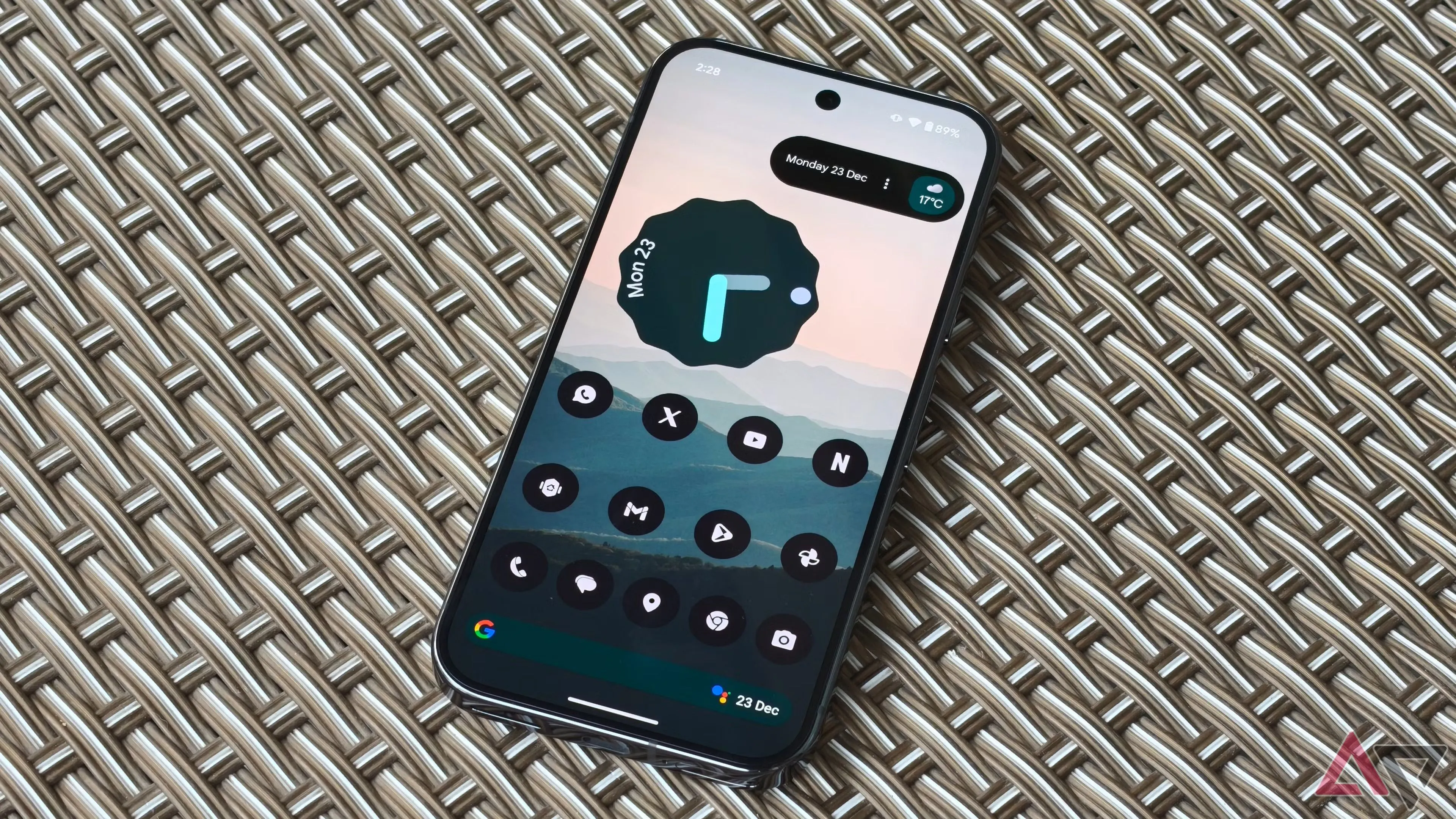 Màn hình chính của điện thoại Pixel hiển thị giao diện sau khi cập nhật Android 16 và Pixel Feature Drop