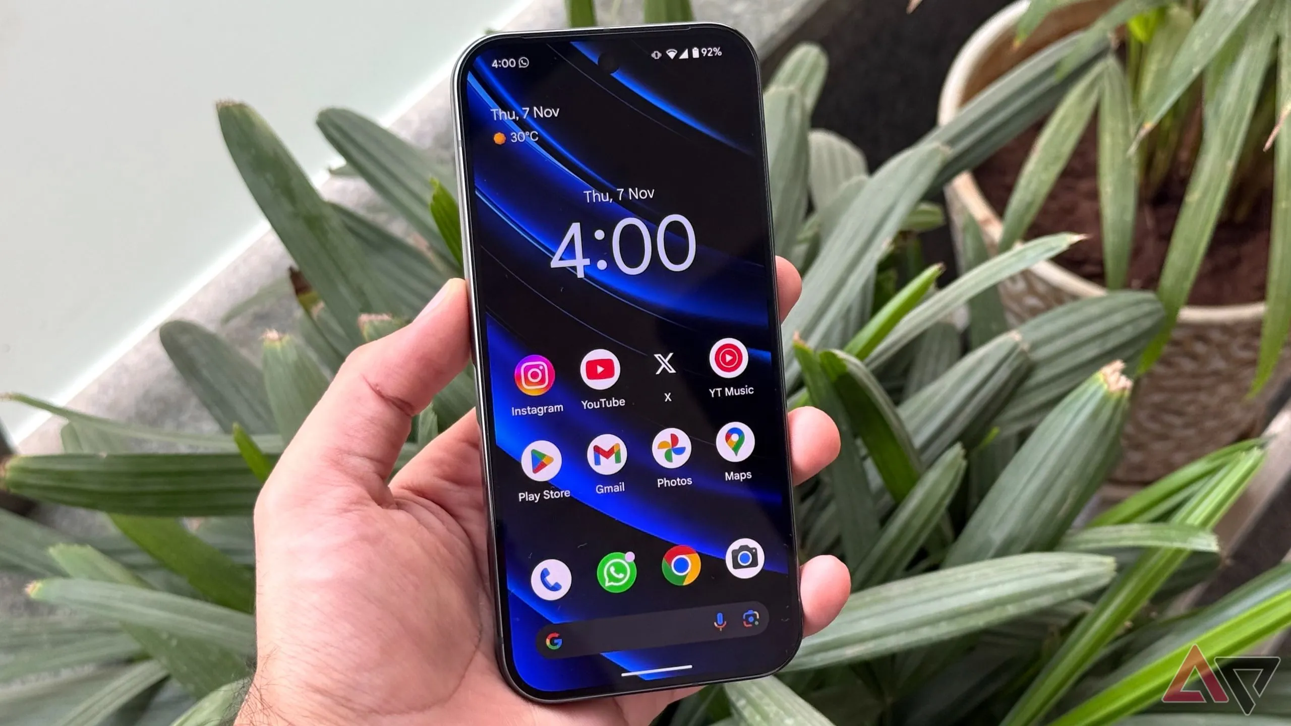 Màn hình chính điện thoại Google Pixel 9 Pro hiển thị giao diện, nơi đặt widget Pixel VIPs