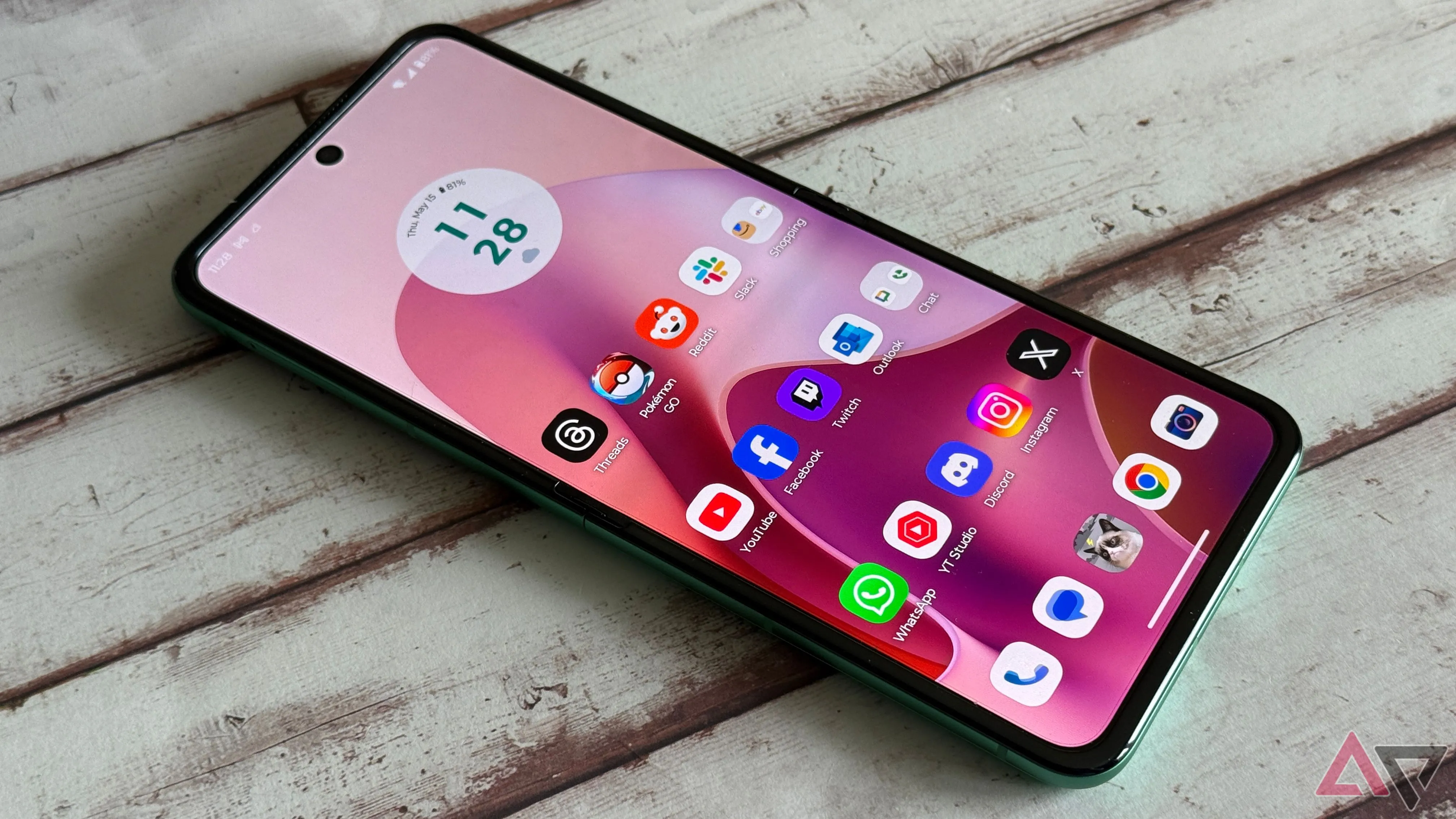 Màn hình chính hiển thị giao diện người dùng trên Motorola Razr 2025 khi mở ra
