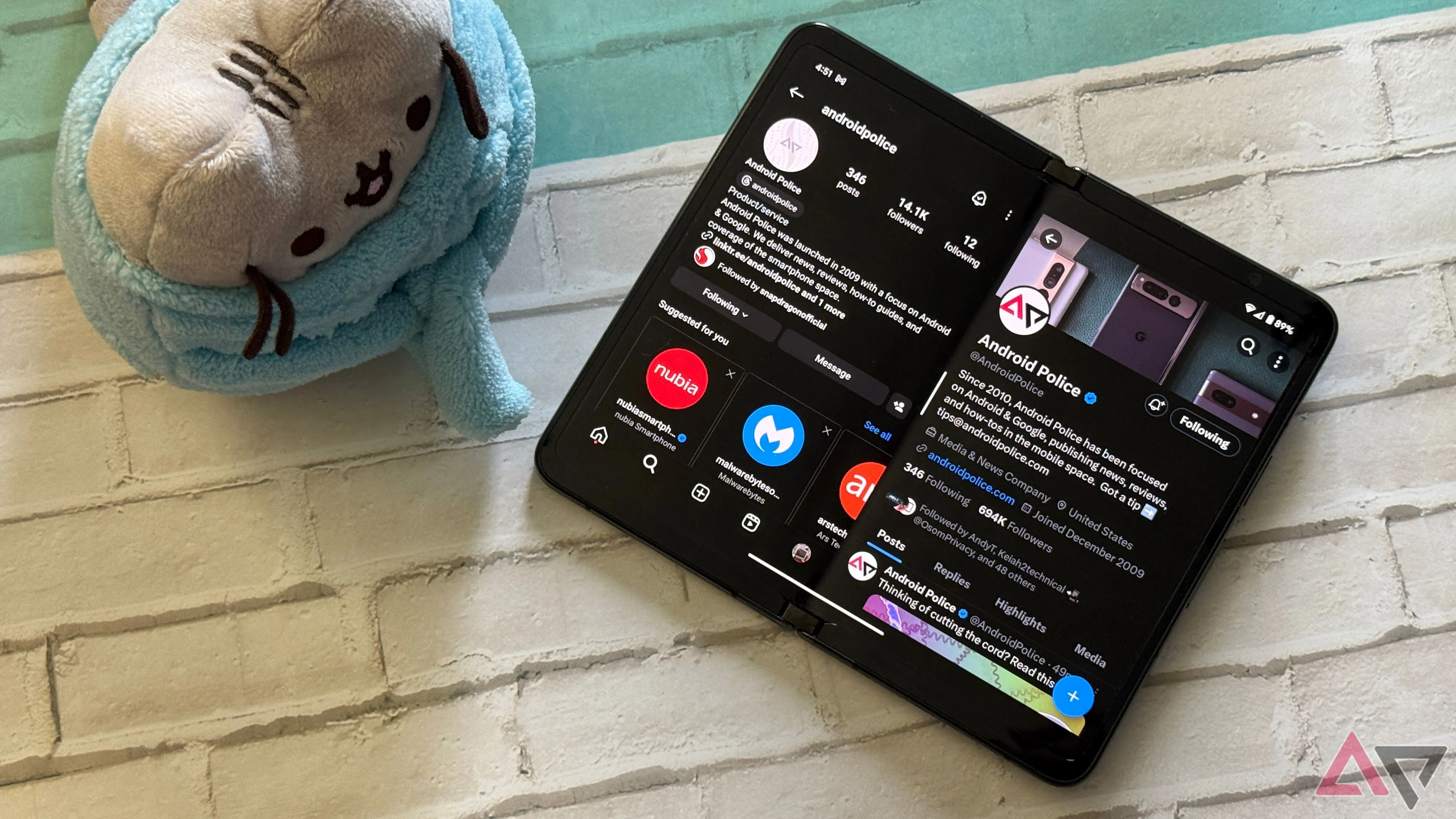 Màn hình gập Google Pixel Fold hiển thị hai ứng dụng chạy song song với tính năng ghép cặp.