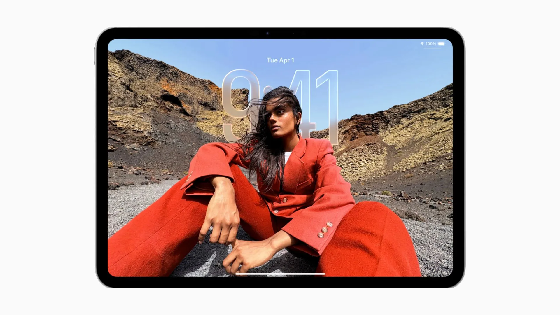 Màn hình khóa iPadOS 26 hiển thị đồng hồ, ngày tháng và thông báo.
