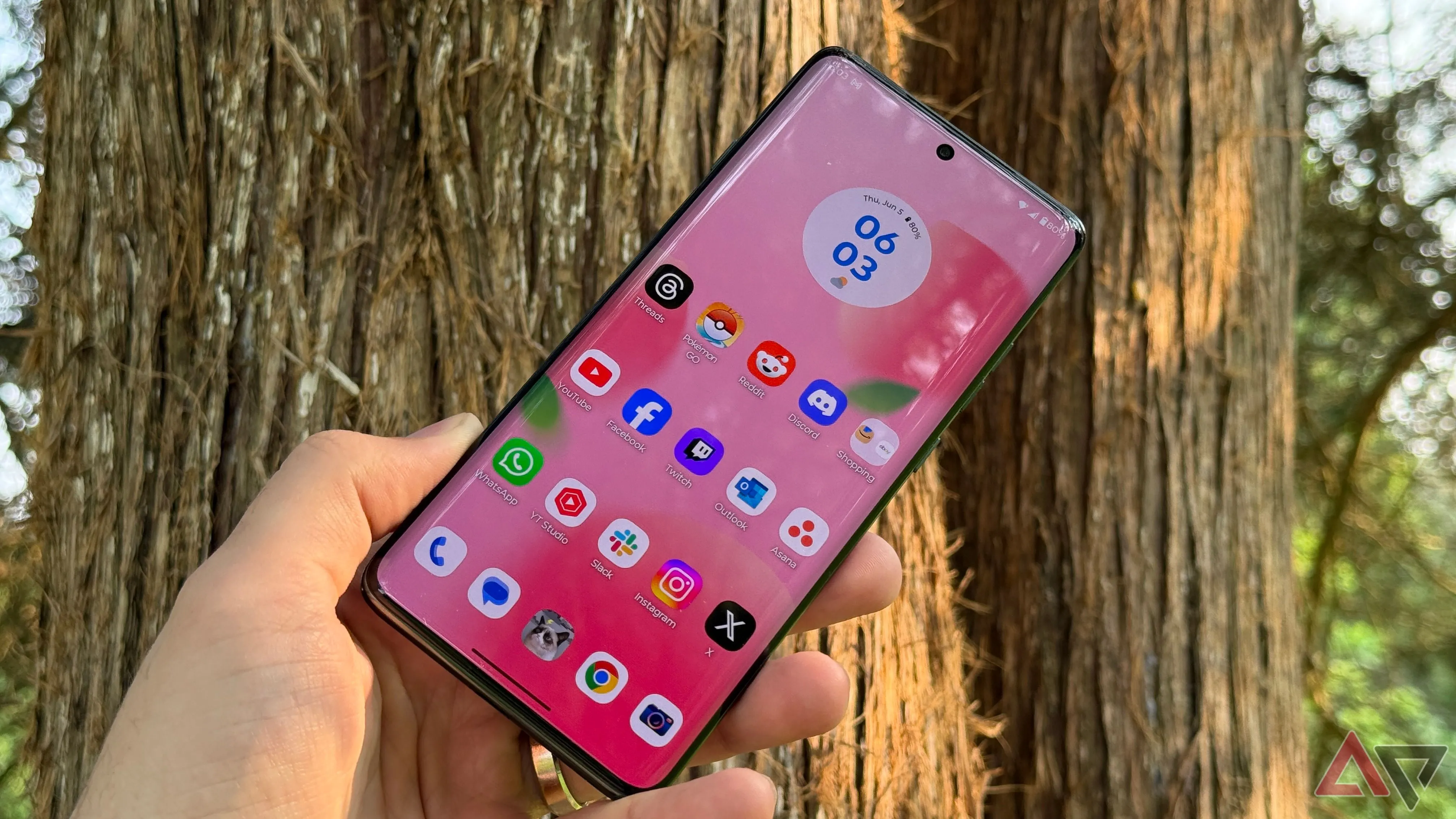 Màn hình Motorola Edge 2025 nhìn rõ ngoài trời nắng gắt
