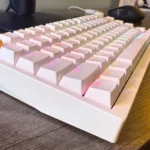 Mặt bên của bàn phím cơ không dây Lemokey P1 HE.