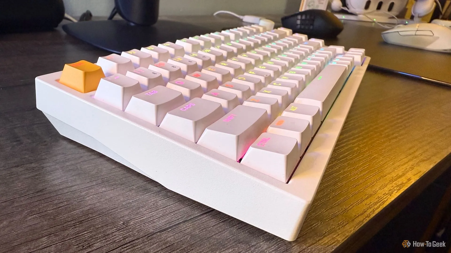 Mặt bên của bàn phím cơ không dây Lemokey P1 HE.