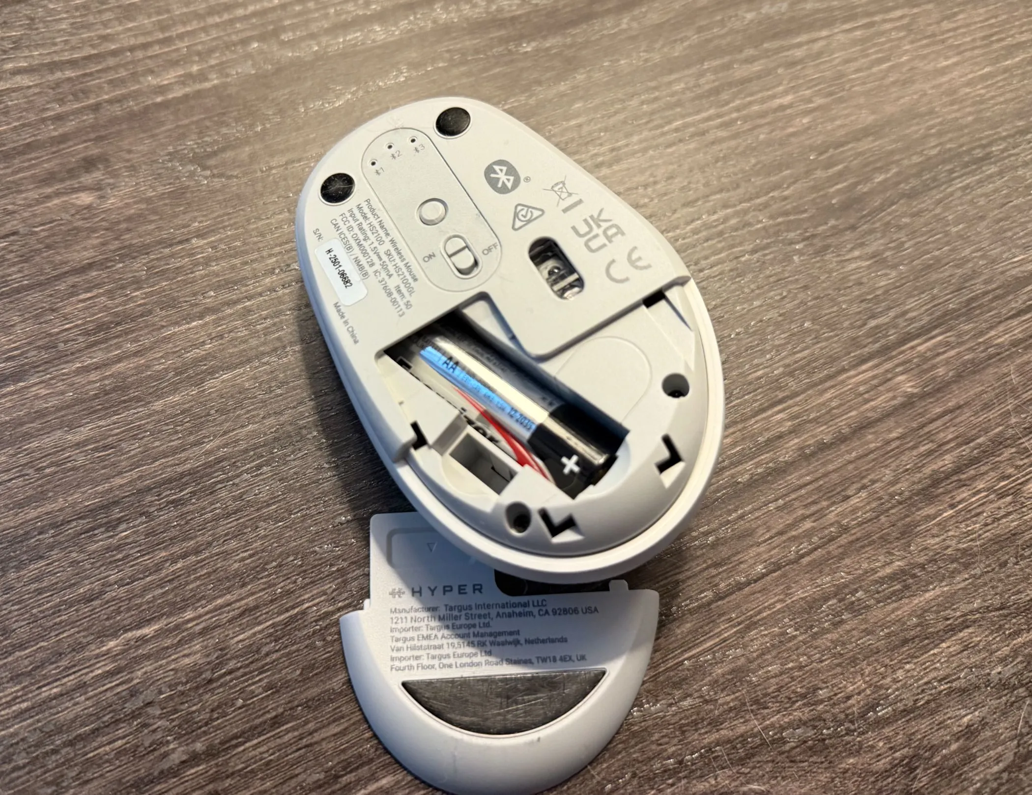 Mặt dưới chuột Hyper HyperSpace Bluetooth mở nắp, cho thấy khay chứa pin AA