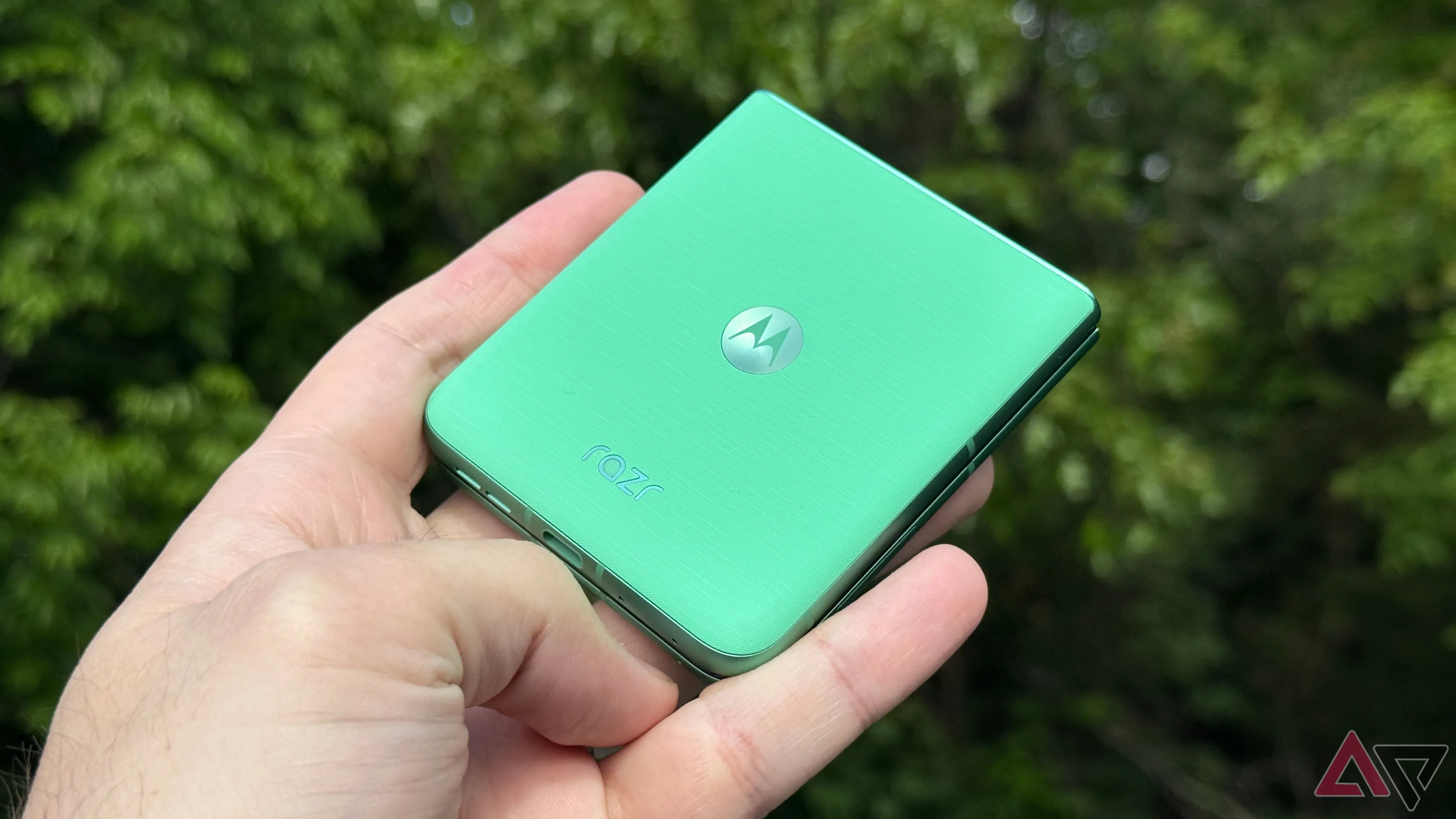 Mặt lưng điện thoại Motorola Razr (2025) phiên bản màu Spring Bud.
