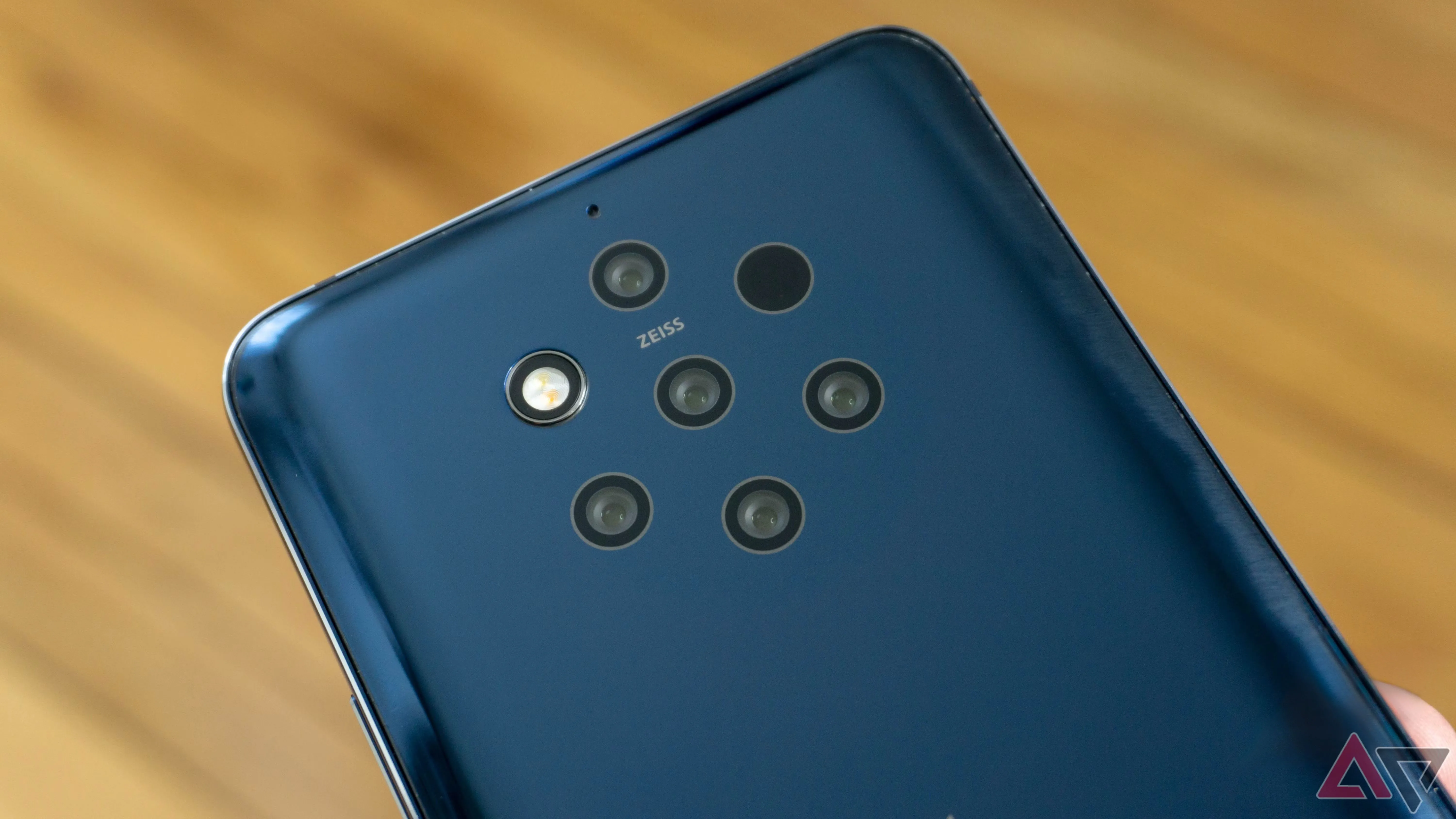 Mặt lưng điện thoại Nokia 9 PureView với cụm 5 camera đặc trưng