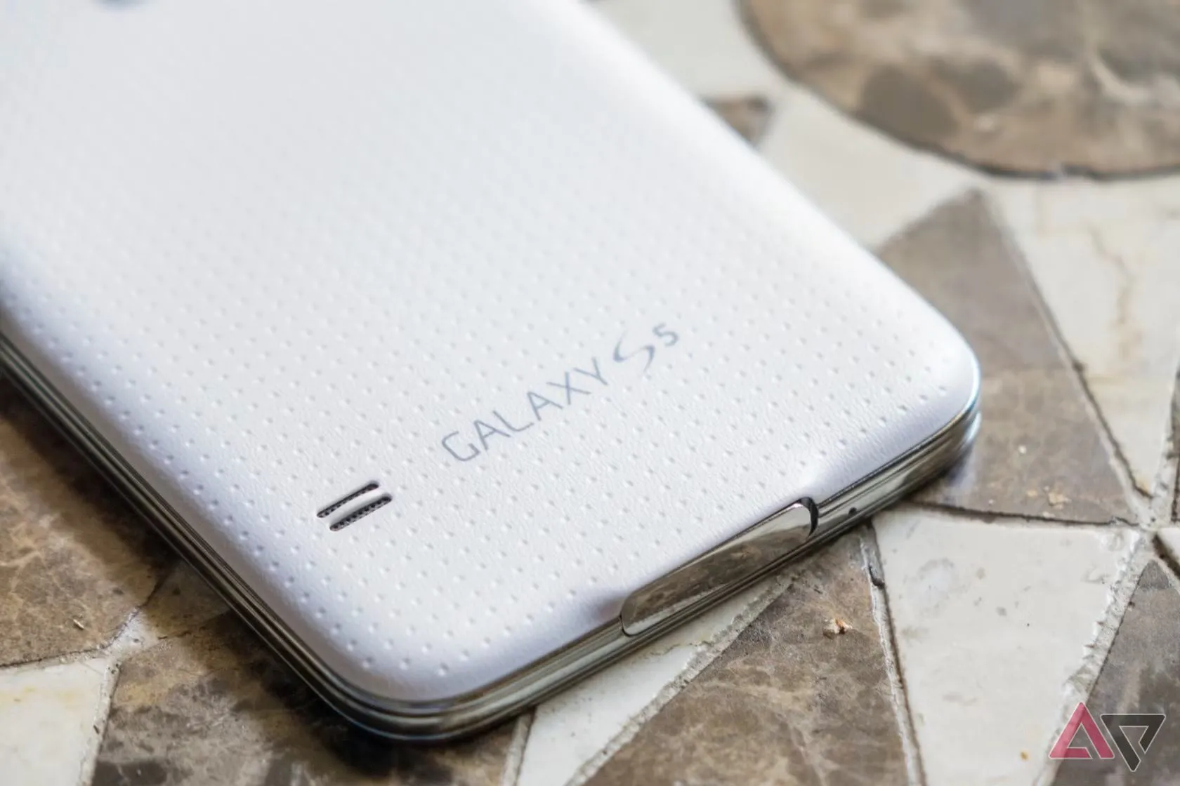 Mặt sau điện thoại Samsung Galaxy S5, với thiết kế nhựa gây tranh cãi
