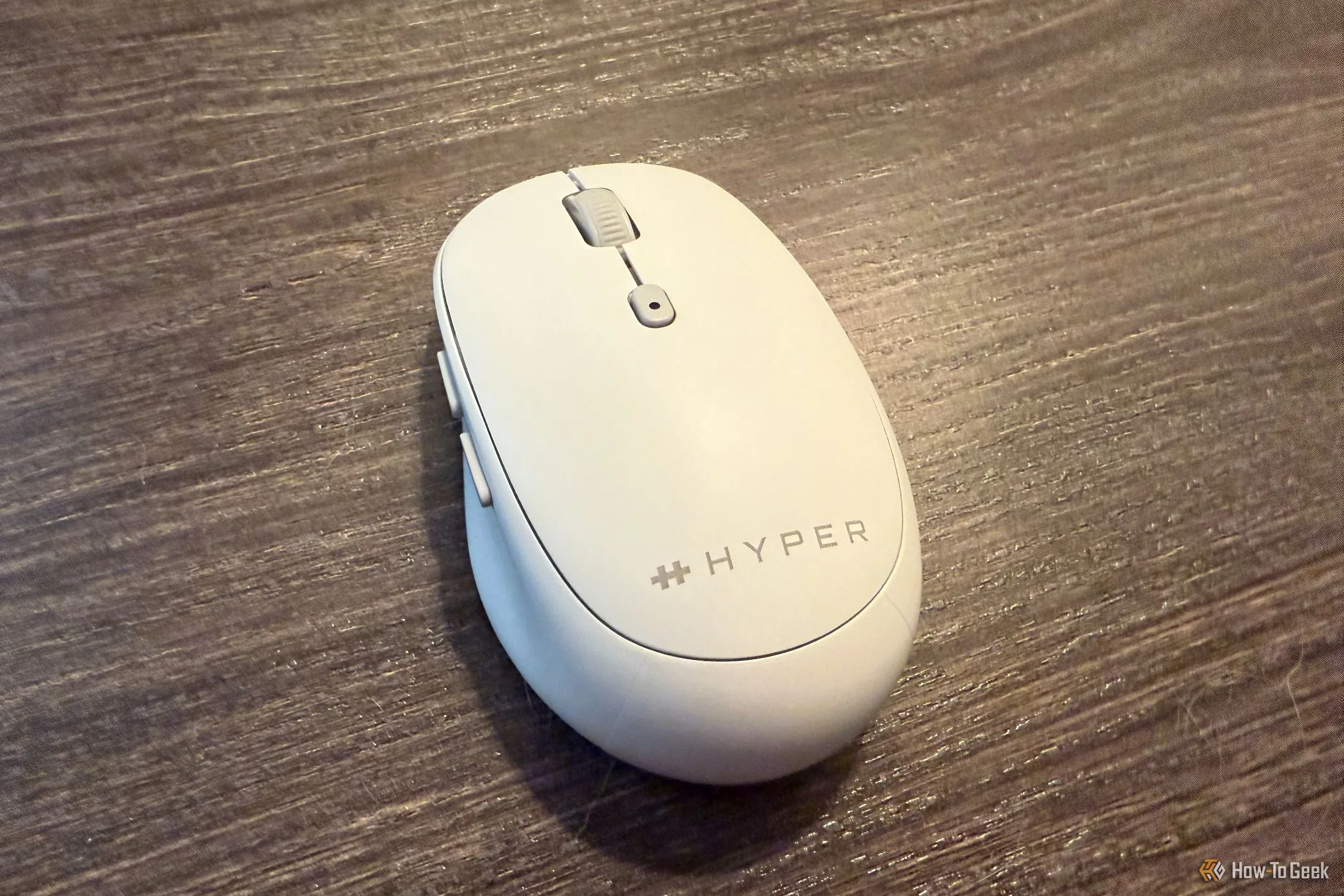 Mặt trên chuột Hyper HyperSpace Bluetooth, hiển thị nút cuộn, nút DPI và các nút bấm