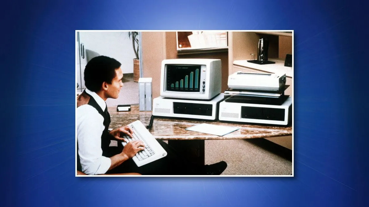 Máy tính cá nhân IBM PC 5150, biểu tượng khởi đầu của kỷ nguyên PC.