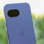 Mô-đun camera hình viên thuốc trên mặt lưng màu tím của Google Pixel 9a