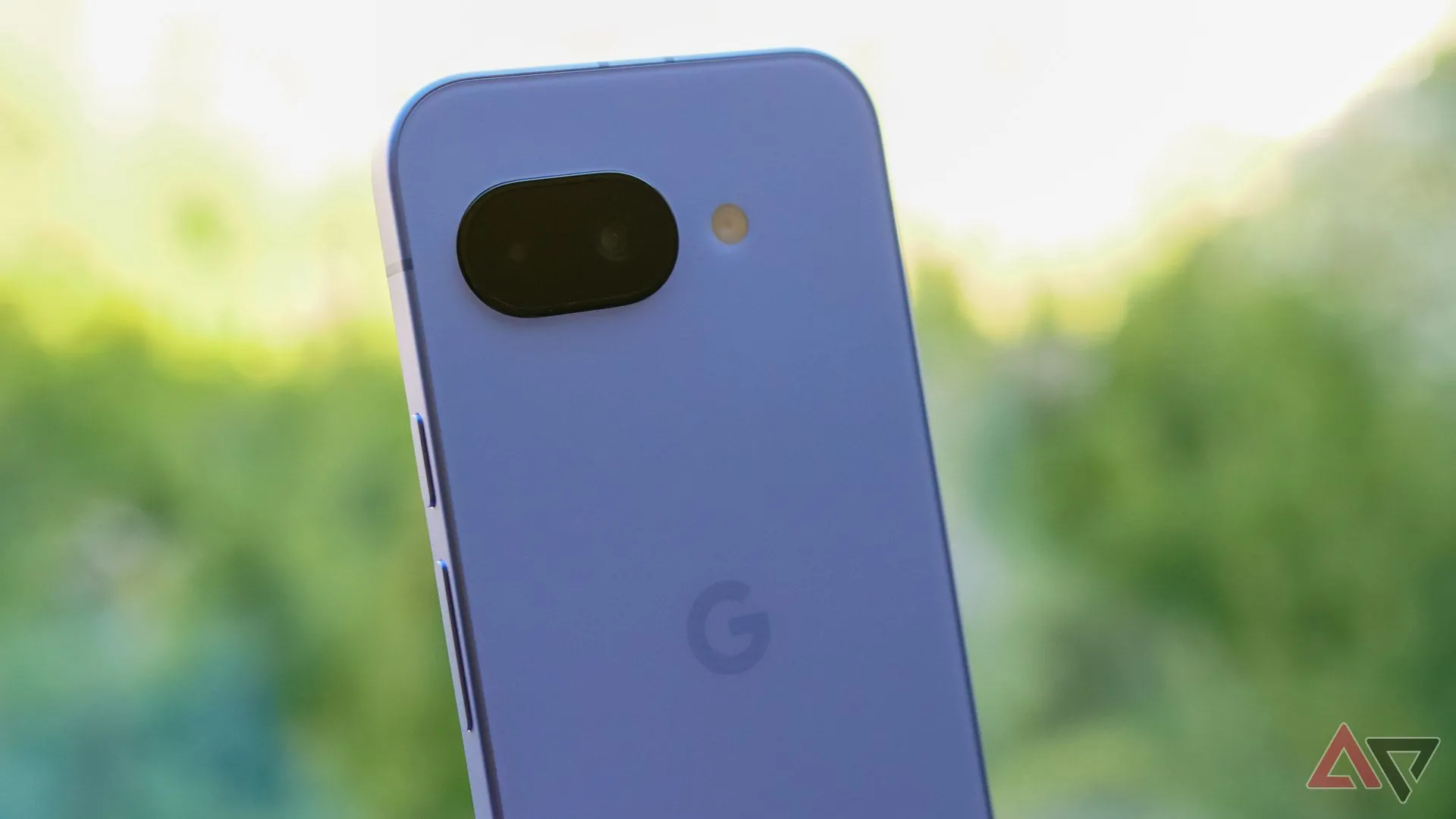 Mô-đun camera hình viên thuốc trên mặt lưng màu tím của Google Pixel 9a