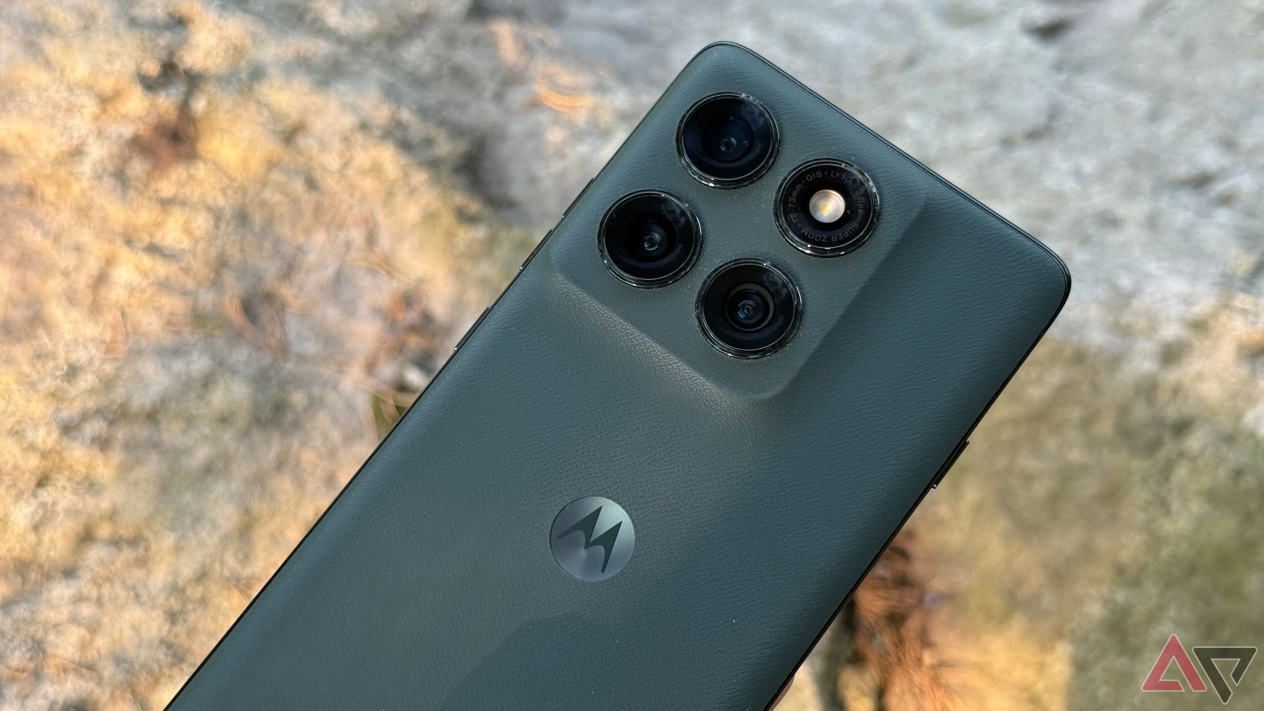 Mô-đun camera phía sau trên điện thoại Motorola Edge 2025