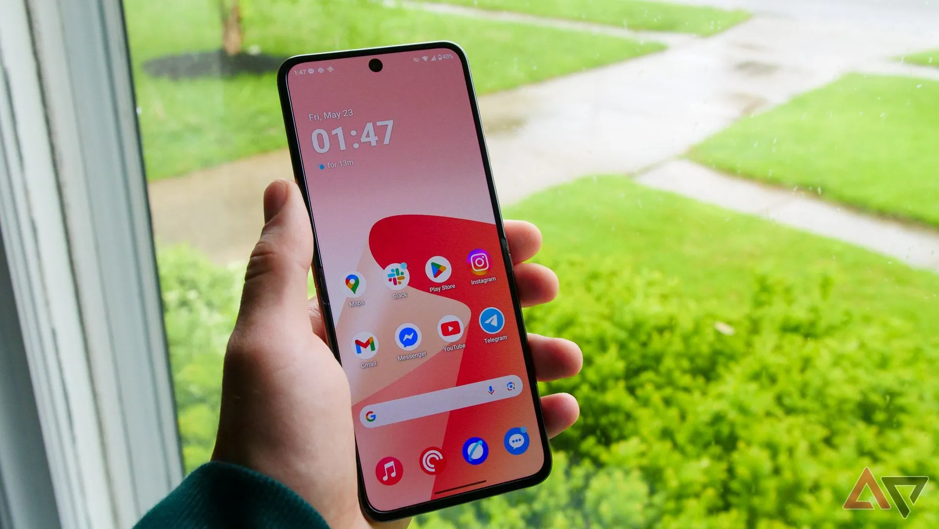 Motorola Razr Ultra (2025) được cầm trên tay cạnh cửa sổ, khoe thiết kế và màn hình ngoài.