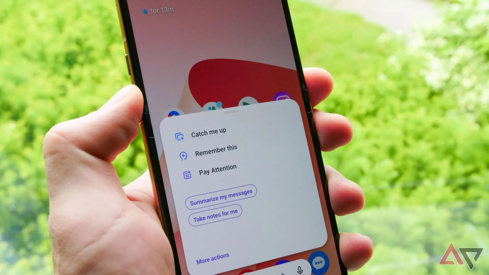 Motorola Razr Ultra 2025 hiển thị giao diện Moto AI trên màn hình