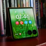 Motorola Razr Ultra 2025 hiển thị màn hình ngoài, đặt trên kệ sách