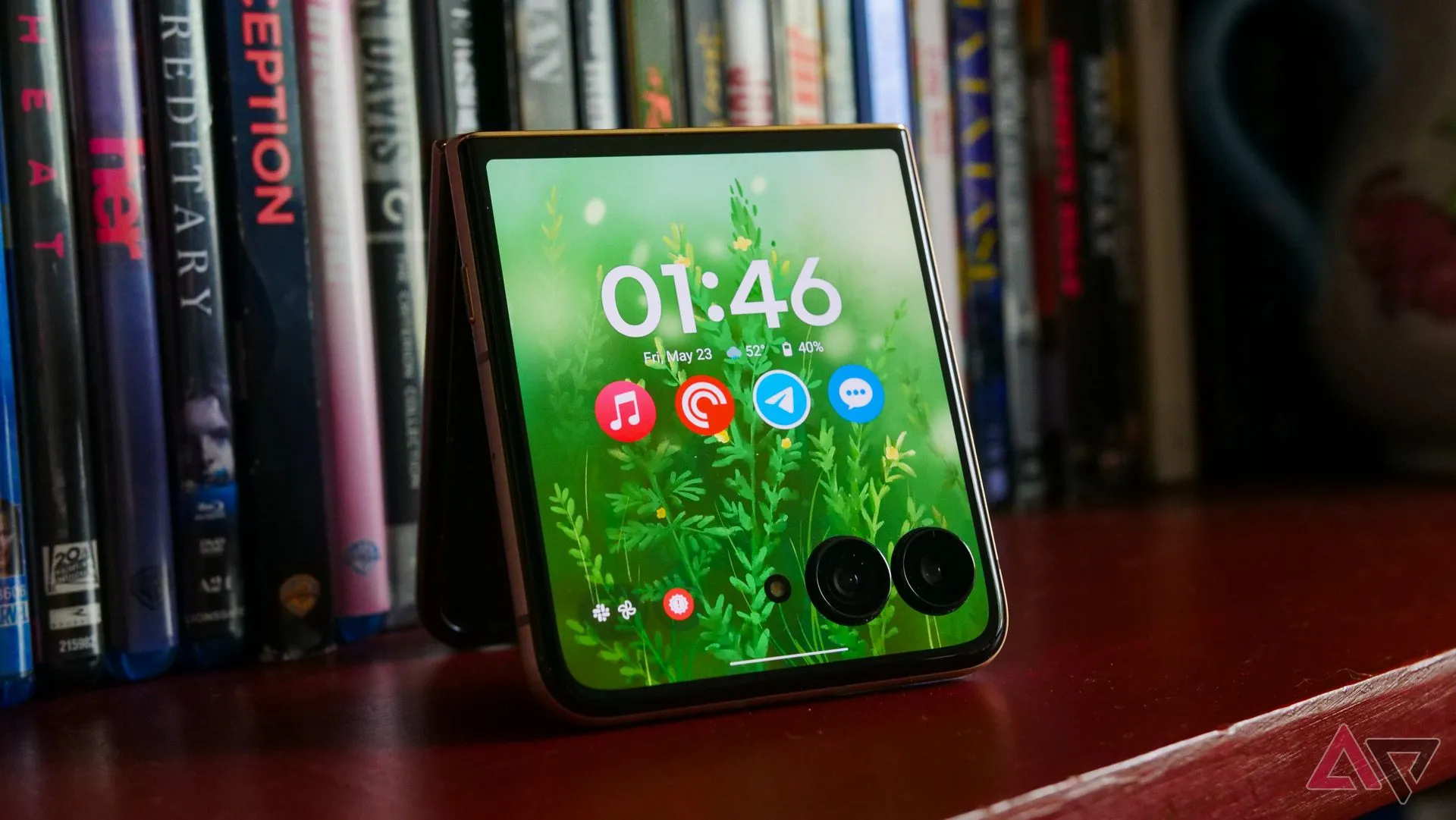 Motorola Razr Ultra 2025 hiển thị màn hình ngoài, đặt trên kệ sách