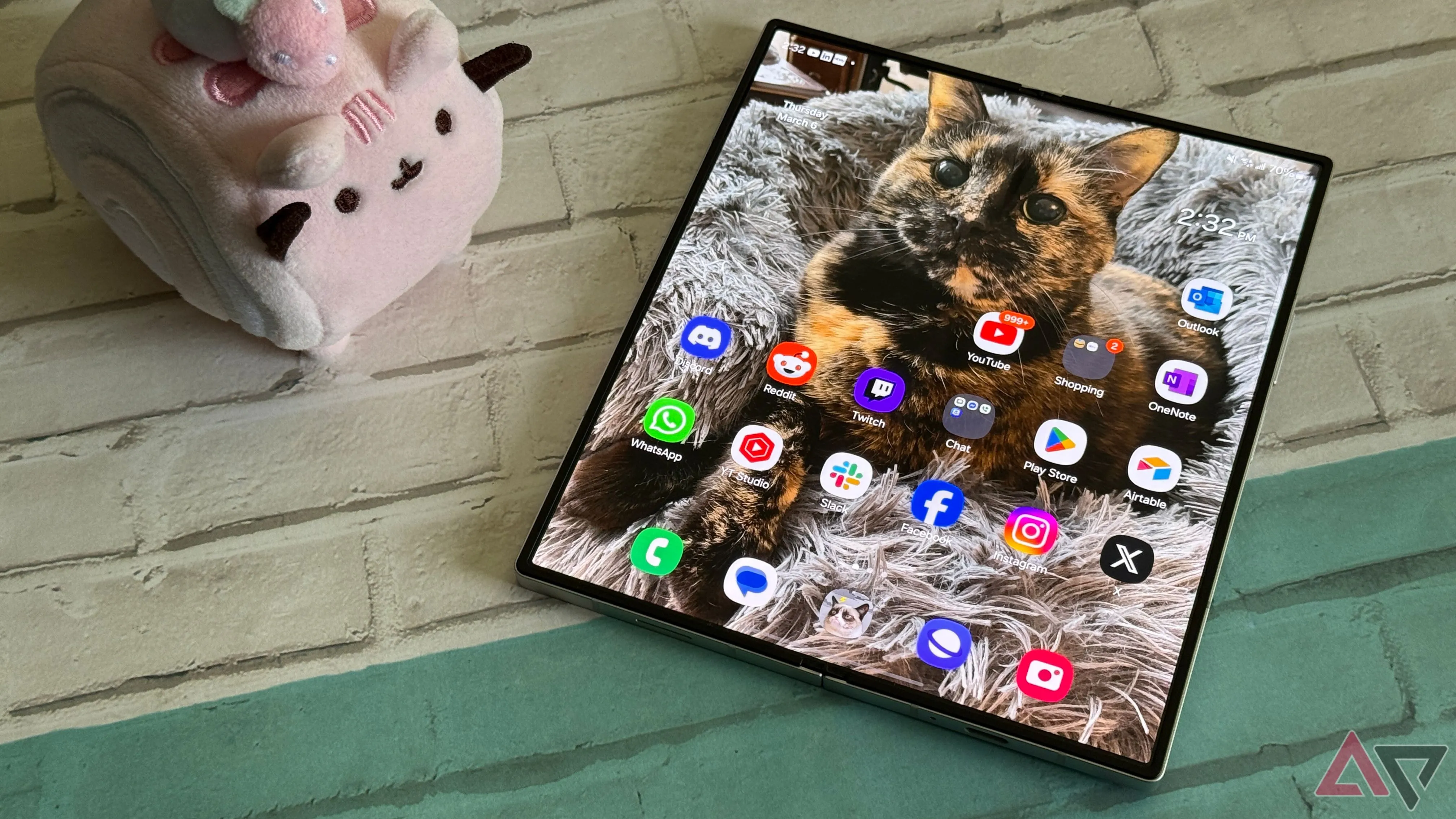 Samsung Galaxy Z Fold 6 mở ra với hình nền chú mèo, minh họa cho dòng điện thoại gập của Samsung