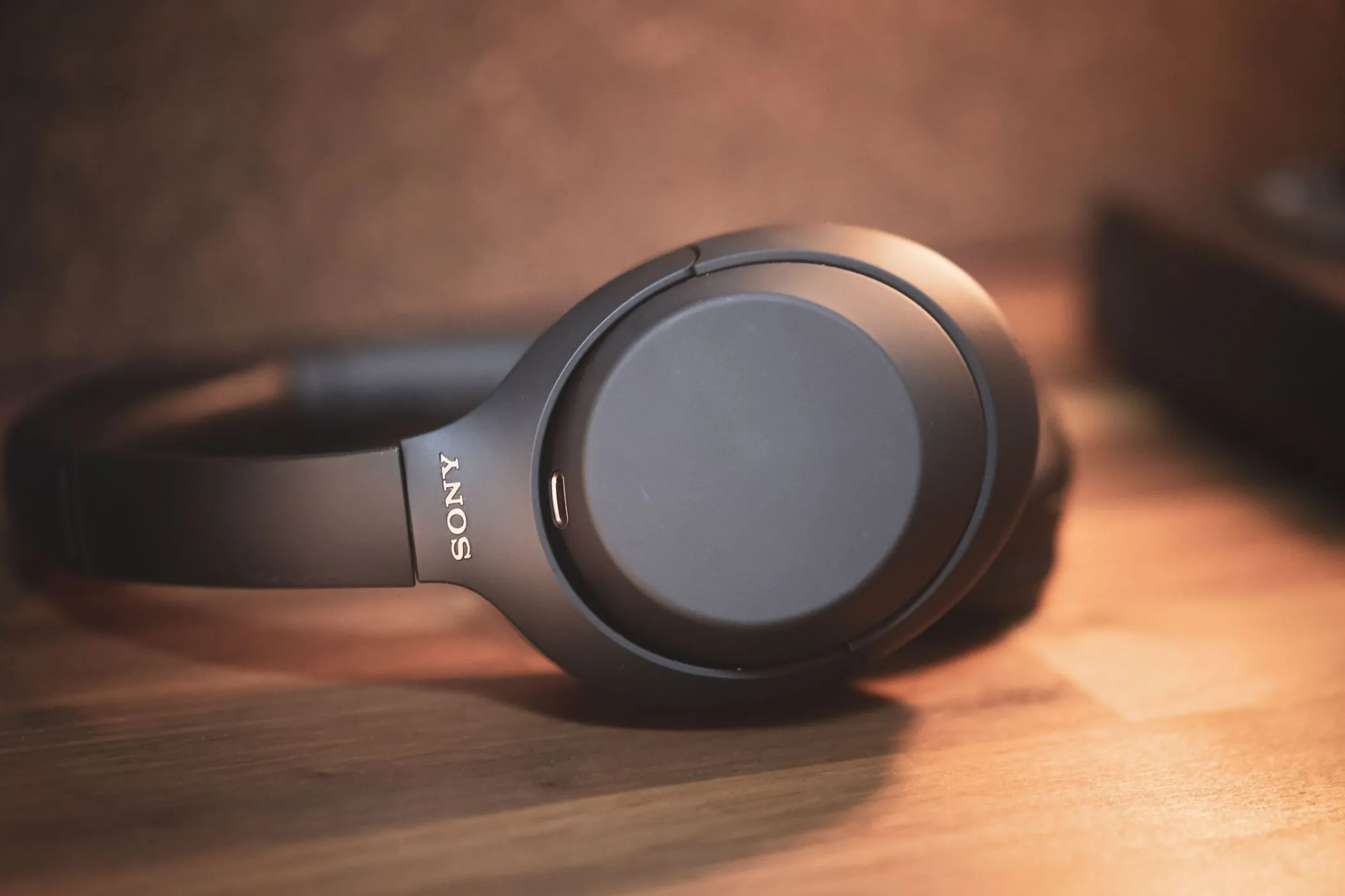 Tai nghe chống ồn không dây Sony WH-1000XM4 màu đen.