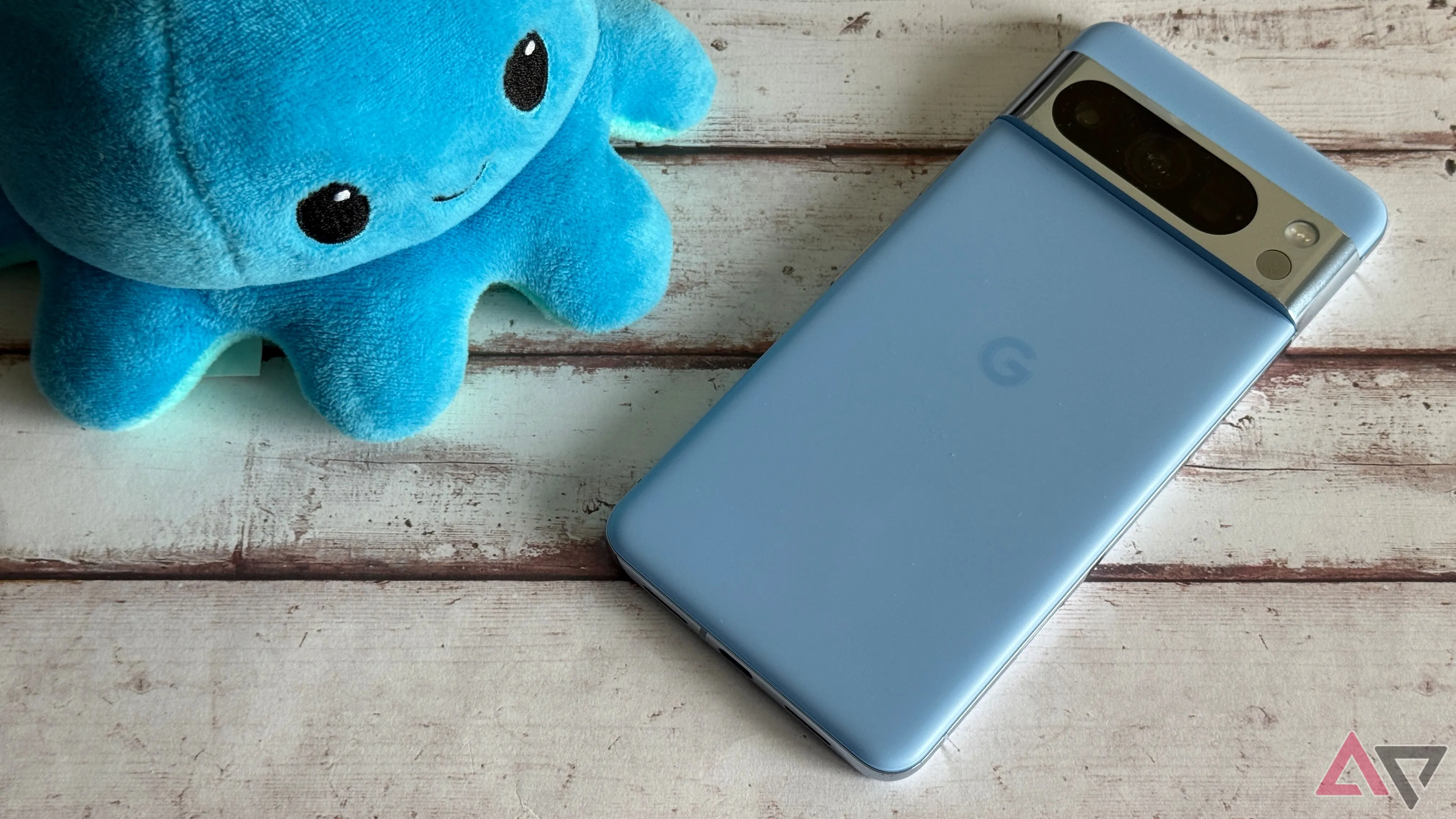 Thiết kế thanh camera đặc trưng trên Google Pixel 8 Pro