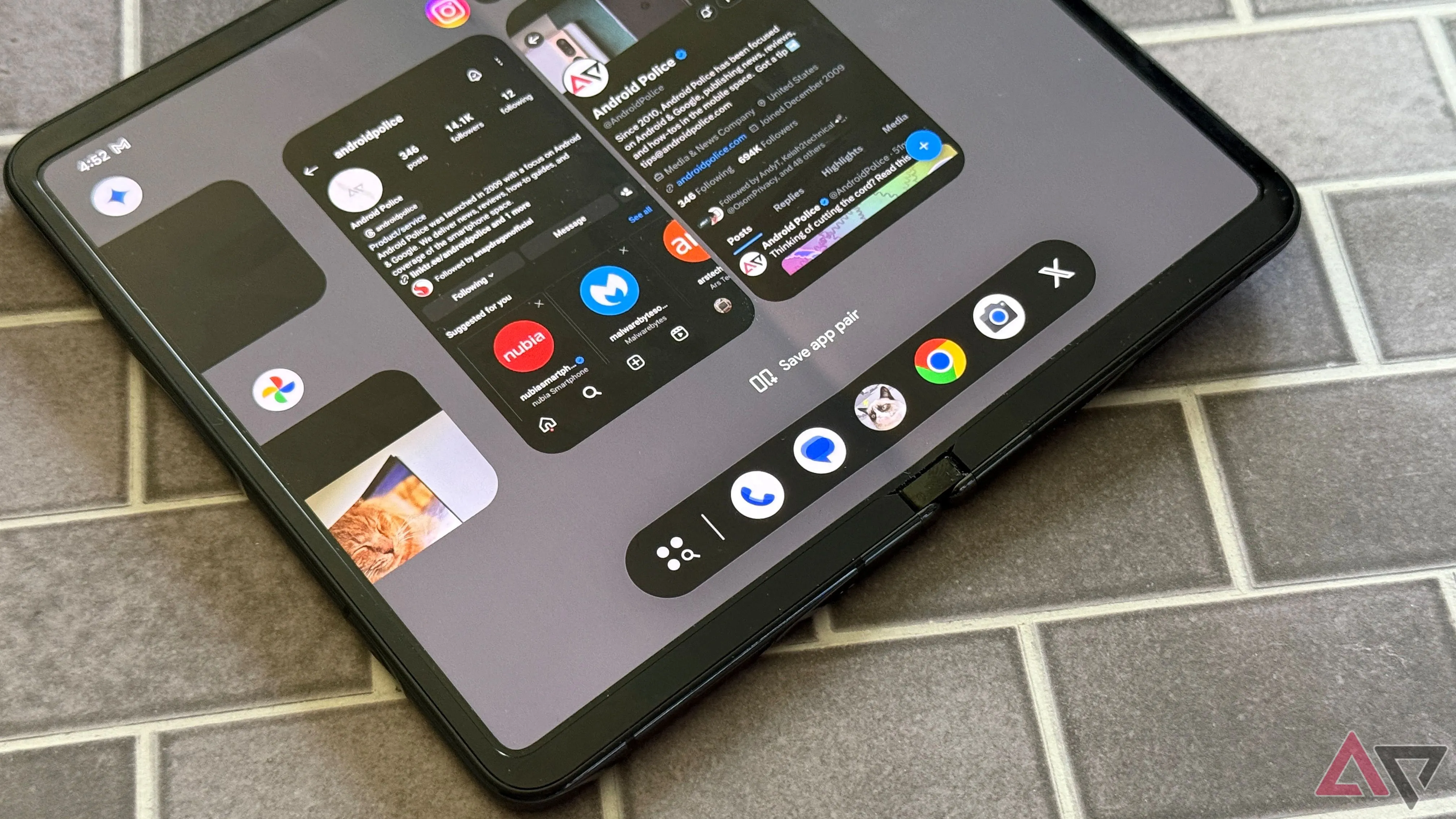 Tính năng ghép cặp ứng dụng hiển thị trên màn hình gập bên trong của Google Pixel Fold.