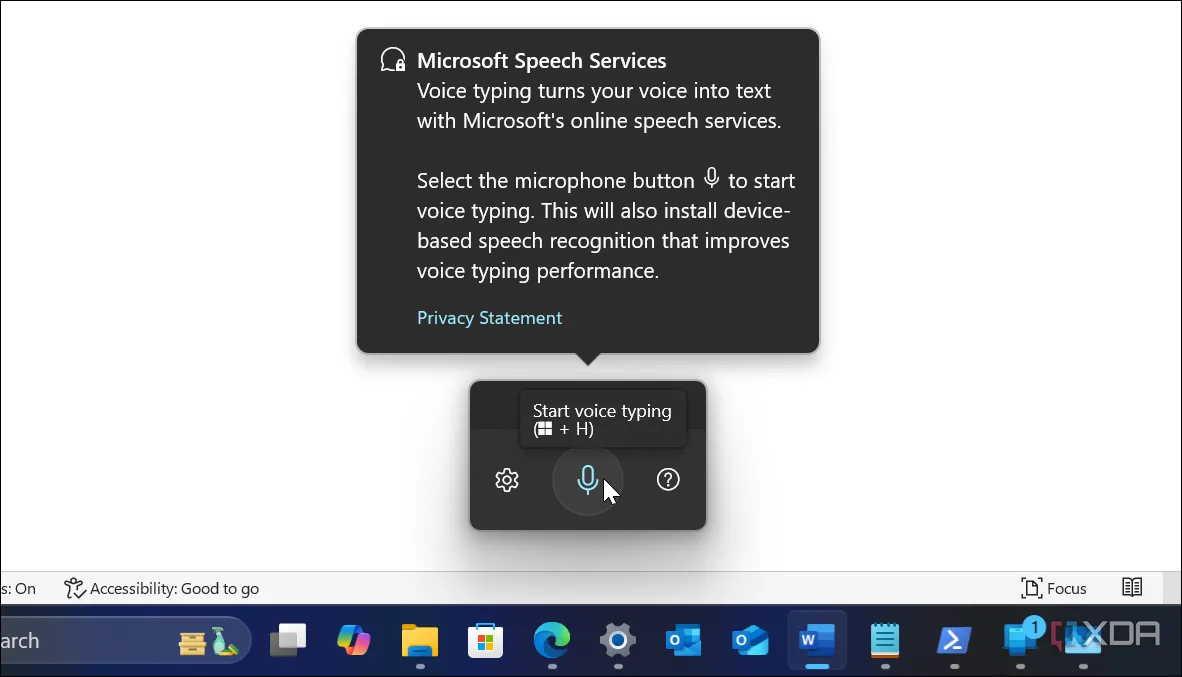 Ảnh chụp màn hình minh họa tính năng gõ bằng giọng nói (Voice Dictation) trên Windows 11 đang hoạt động trong Microsoft Word.