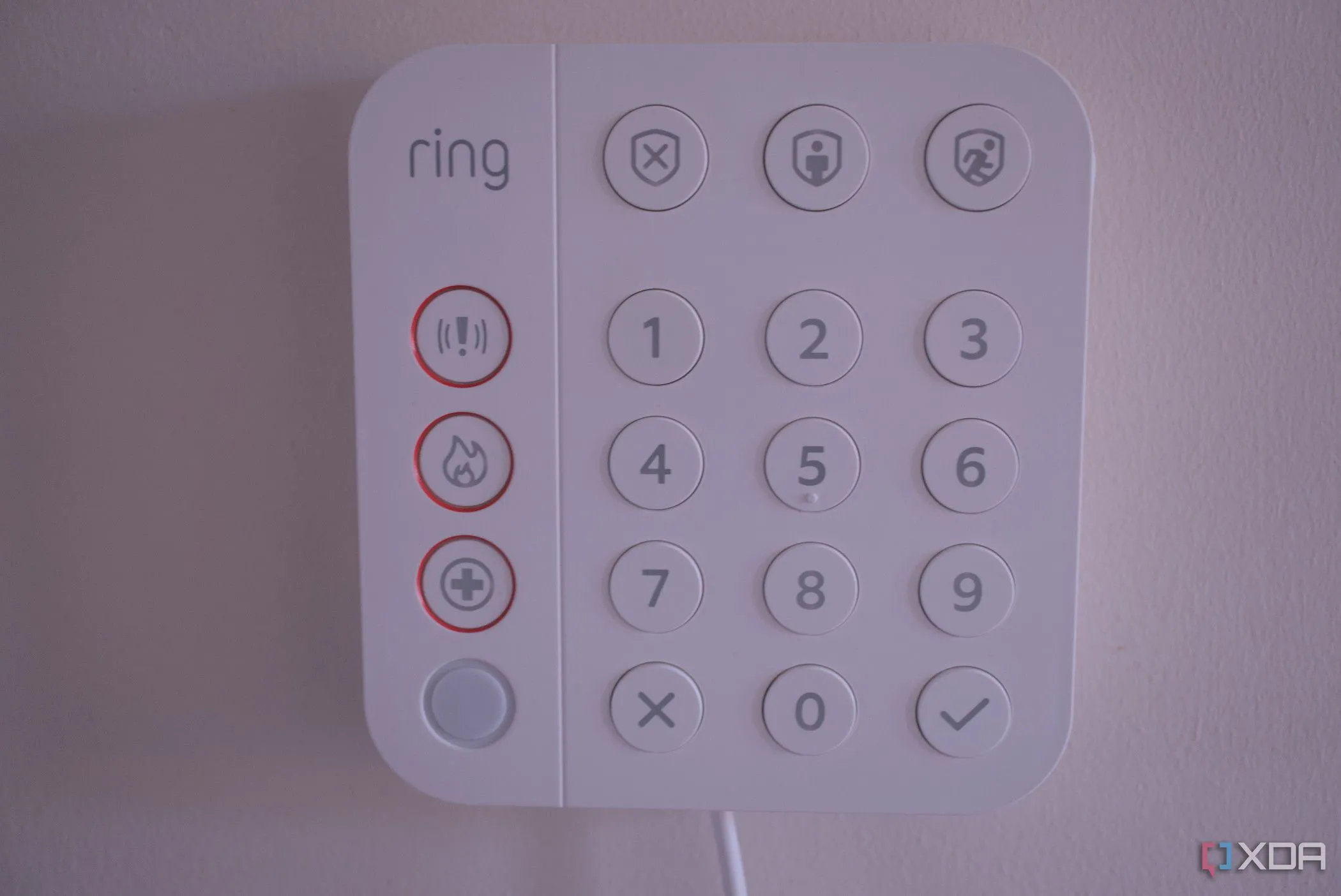Bàn phím điều khiển hệ thống báo động gia đình Ring đã được cài đặt.