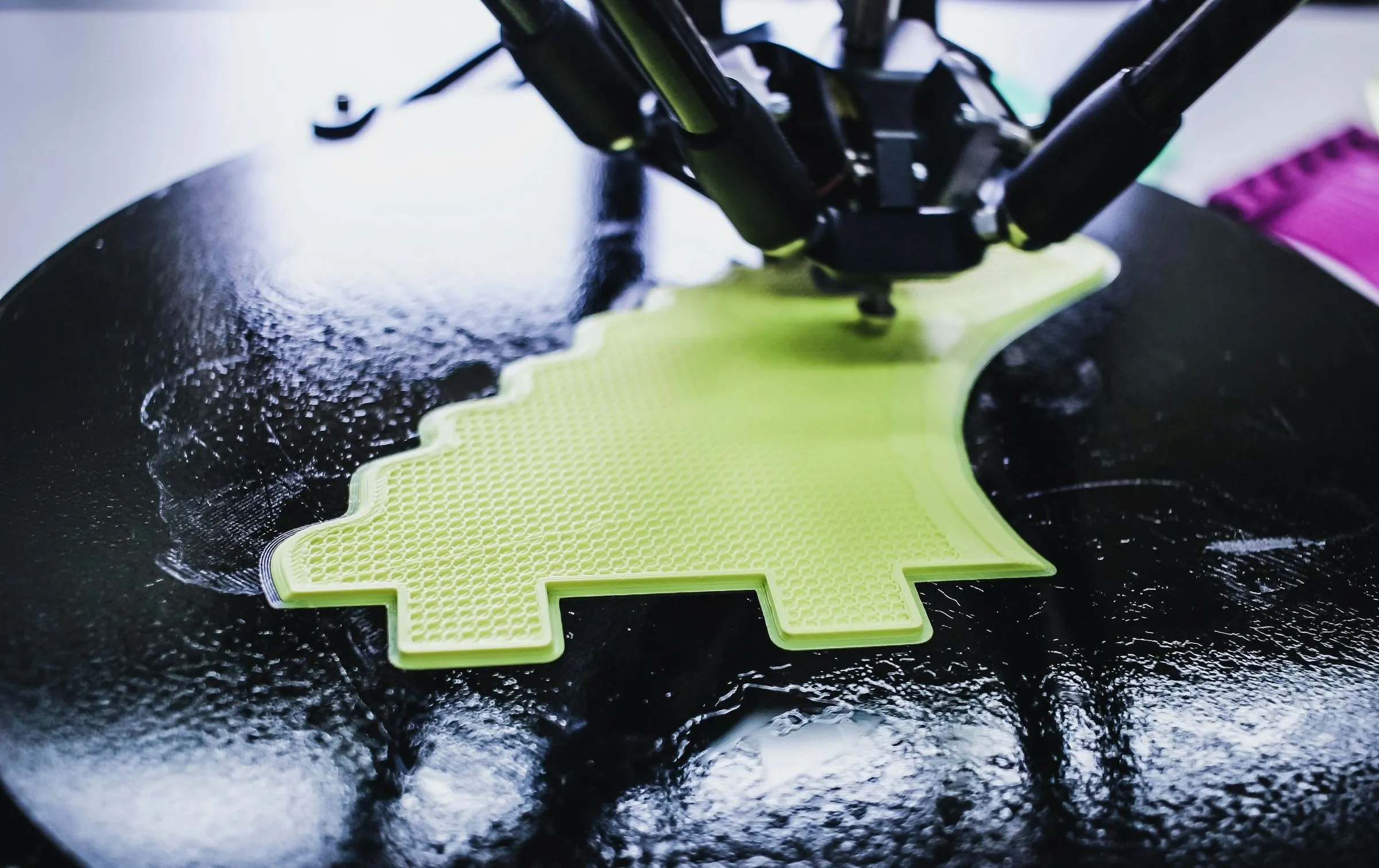 Bề mặt sản phẩm in 3D thô với các vân lớp in rõ rệt cần được làm mịn