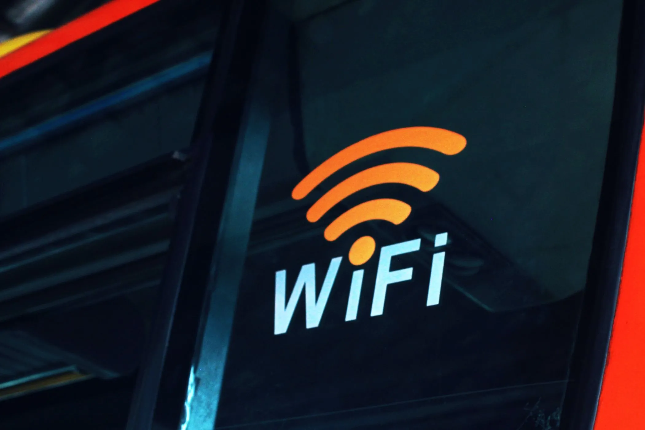 Biểu tượng Wi-Fi, thể hiện khả năng chia sẻ kết nối internet từ Windows PC