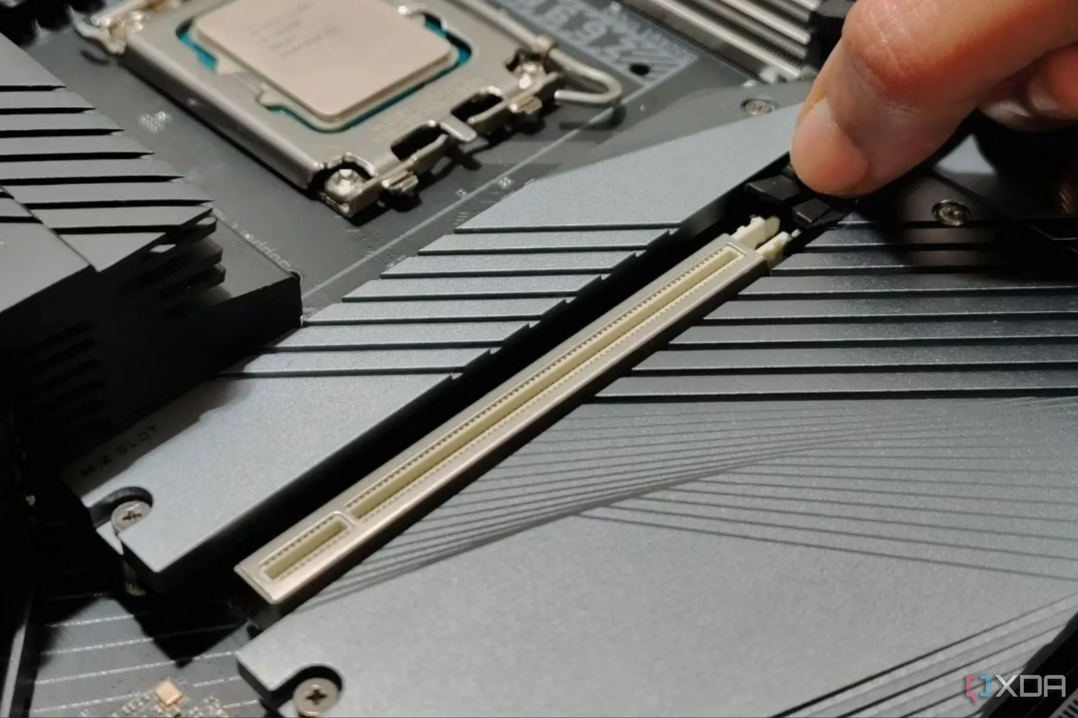 Cận cảnh khe cắm PCIe trên bo mạch chủ, nơi gắn các ổ cứng SSD NVMe tốc độ cao như PCIe Gen 4 và Gen 5