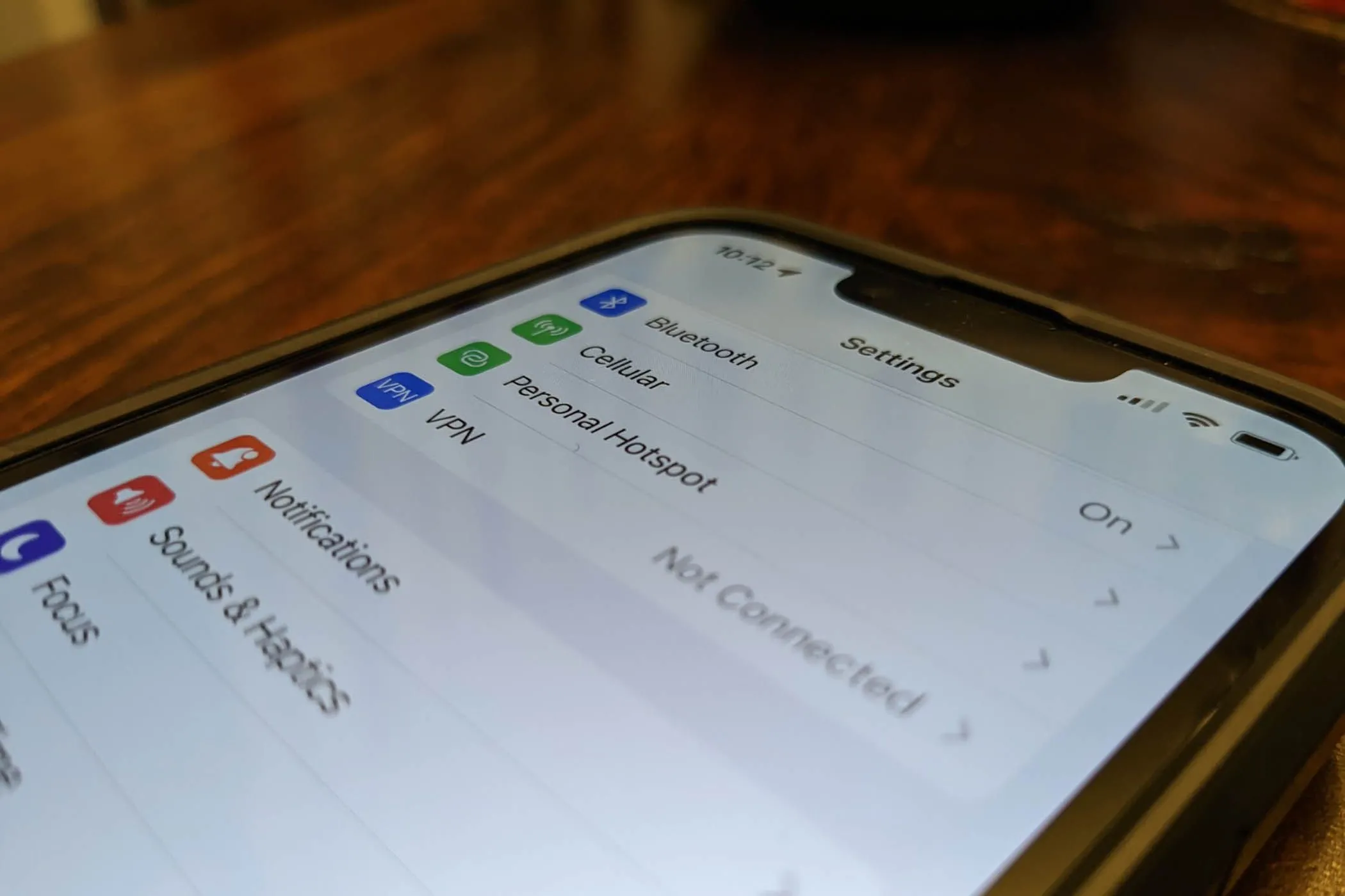 Cận cảnh màn hình iPhone hiển thị tùy chọn điểm phát sóng cá nhân Wi-Fi.