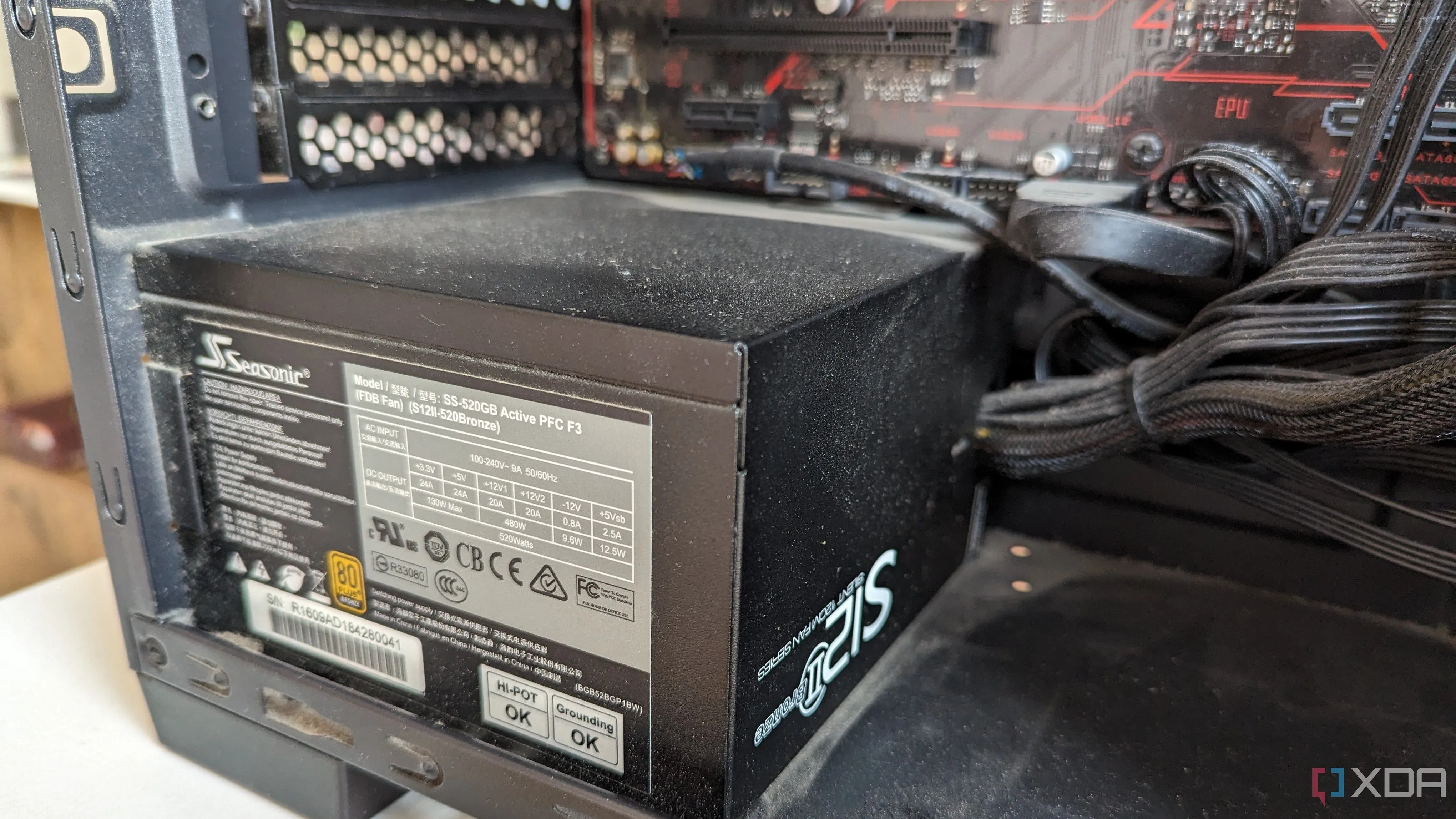 Cận cảnh một bộ nguồn (PSU) bên trong máy tính chơi game