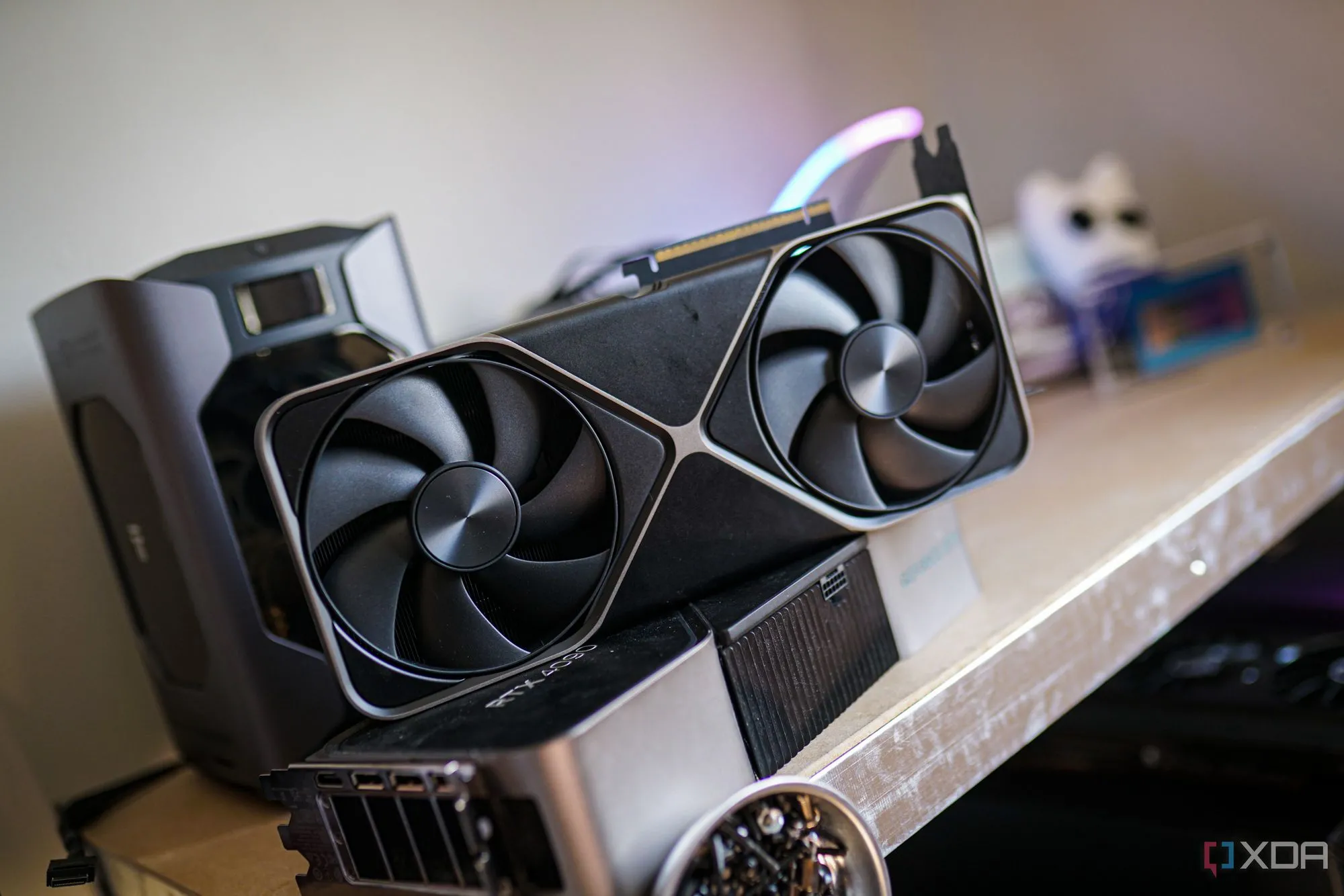 Card đồ họa NVIDIA GeForce RTX 5090 được trưng bày trên kệ, biểu tượng cho xu hướng giá GPU cao