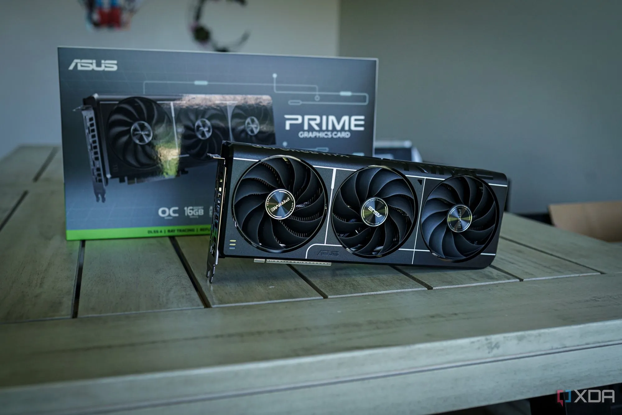 Card đồ họa NVIDIA RTX 5060 Ti được đặt trên bàn làm việc trong một không gian setup gaming