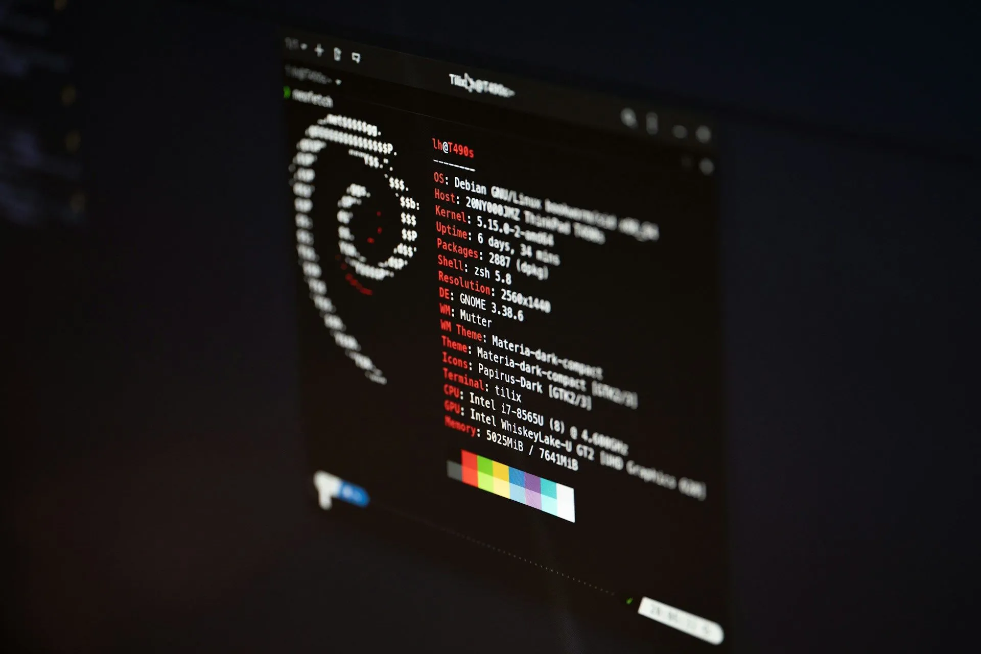 Cửa sổ terminal trên Debian Linux, thể hiện môi trường làm việc của người dùng Linux