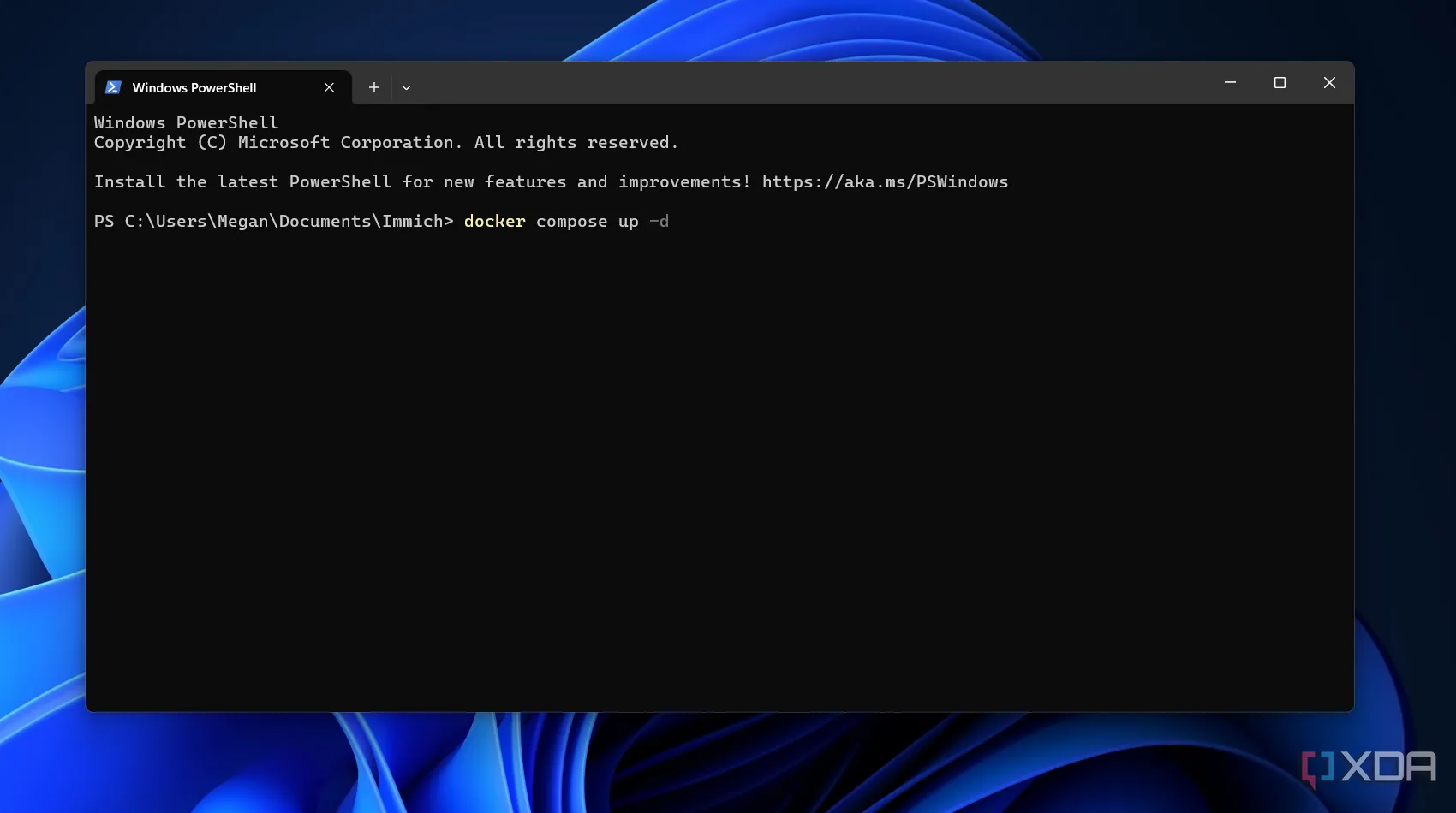 Cửa sổ Windows PowerShell hiển thị lệnh Docker Compose up để khởi chạy container