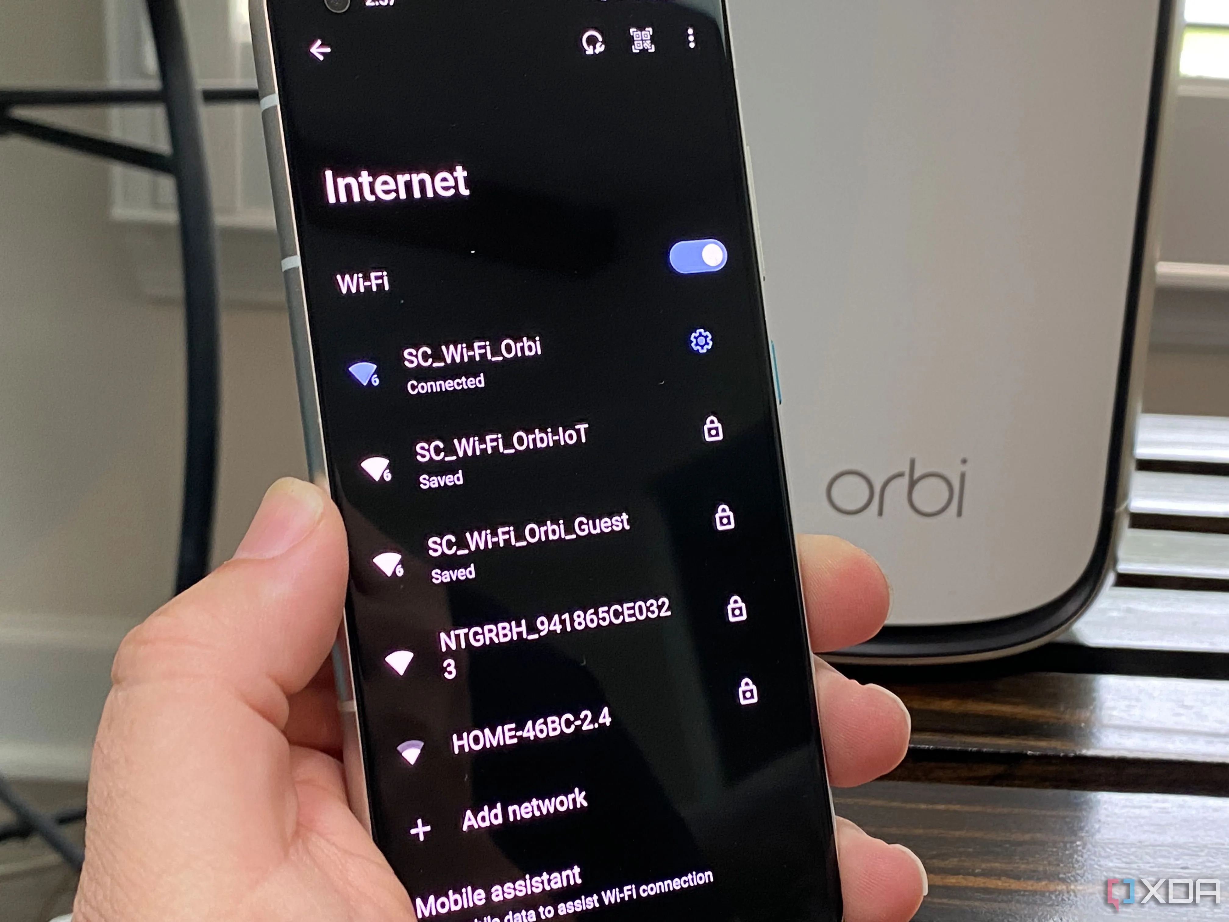 Điện thoại Android hiển thị các mạng Wi-Fi từ router Netgear, minh họa vấn đề kết nối mạng