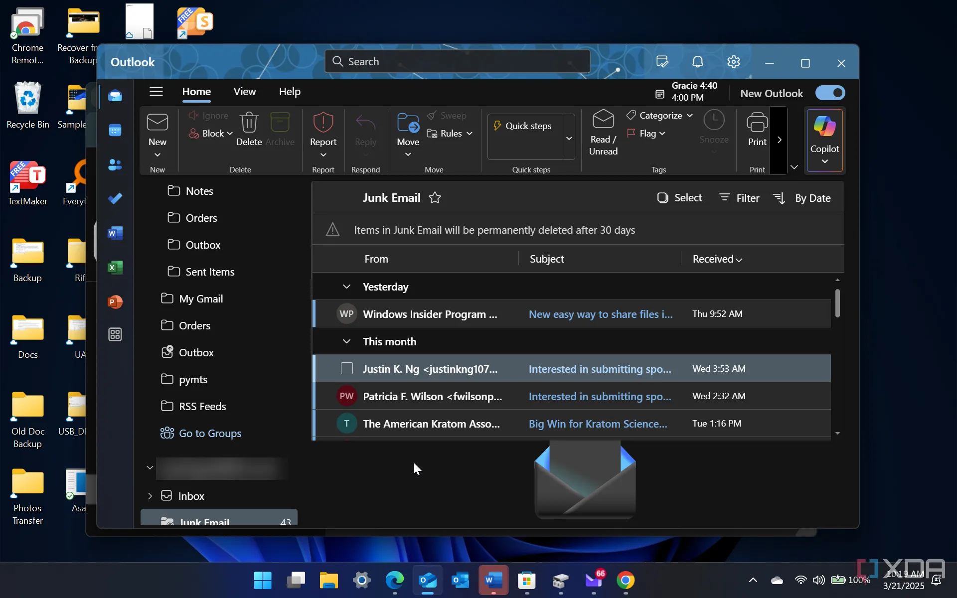 Email rác (spam) hiển thị trong hộp thư đến của ứng dụng Outlook, minh họa thách thức lớn trong việc lọc thư rác khi tự quản lý email server.