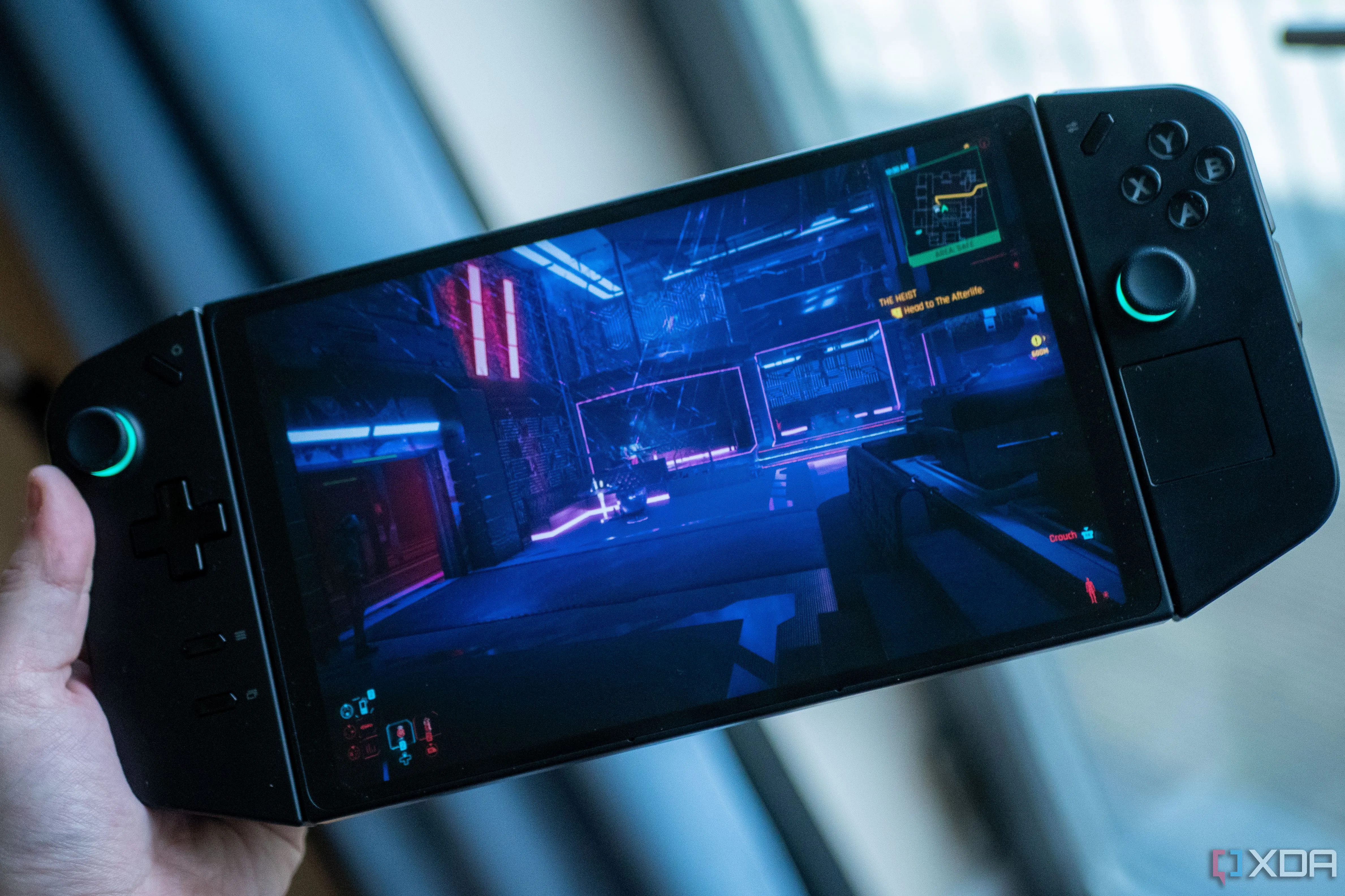 Game thủ trải nghiệm Cyberpunk 2077 trên thiết bị chơi game cầm tay Lenovo Legion Go, minh họa cho sự đa dạng của ngành công nghiệp game hiện đại.