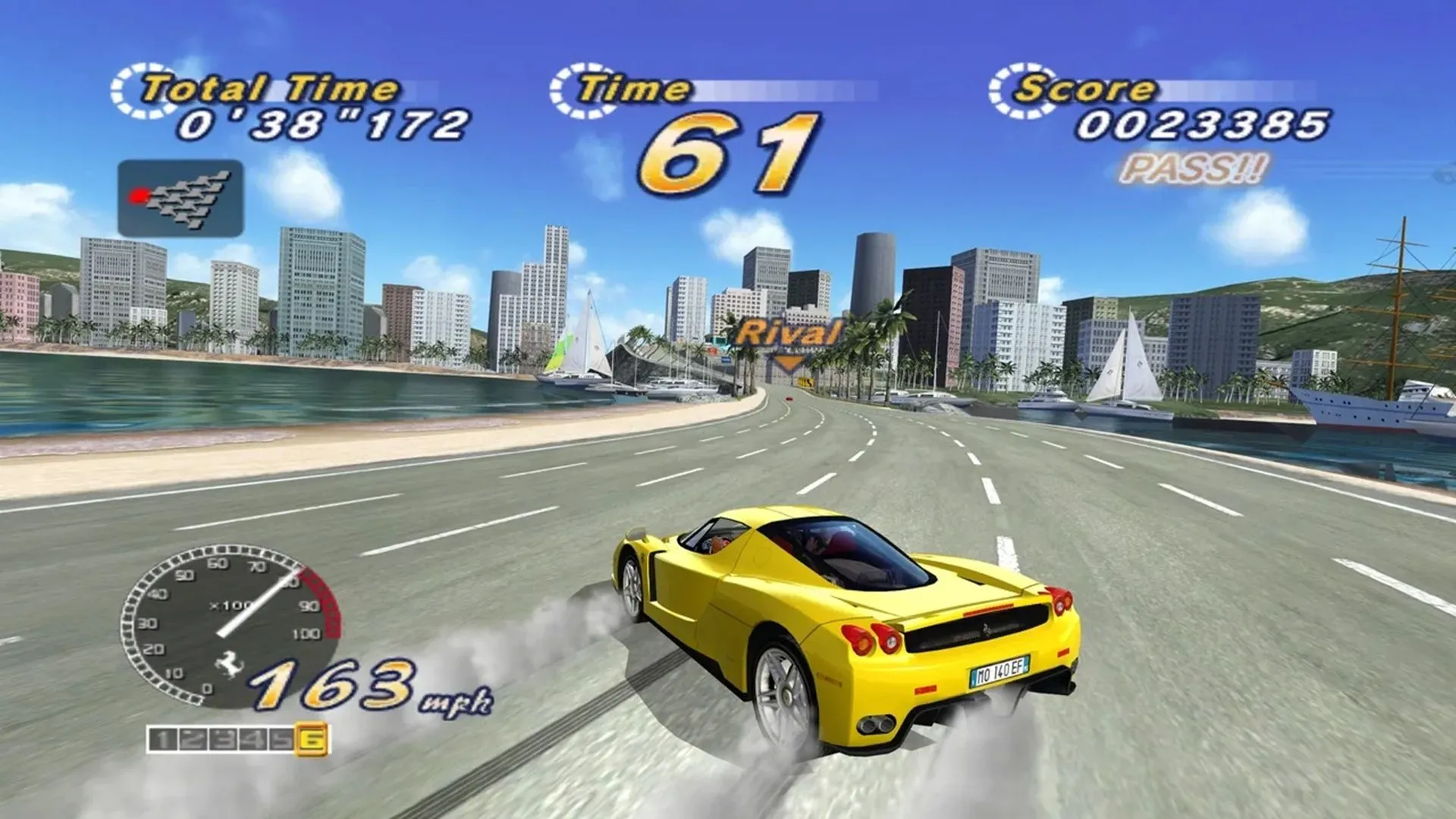 Gameplay của OutRun 2006: Coast 2 Coast, thể hiện chiếc xe đua sang trọng trên đường cao tốc ven biển
