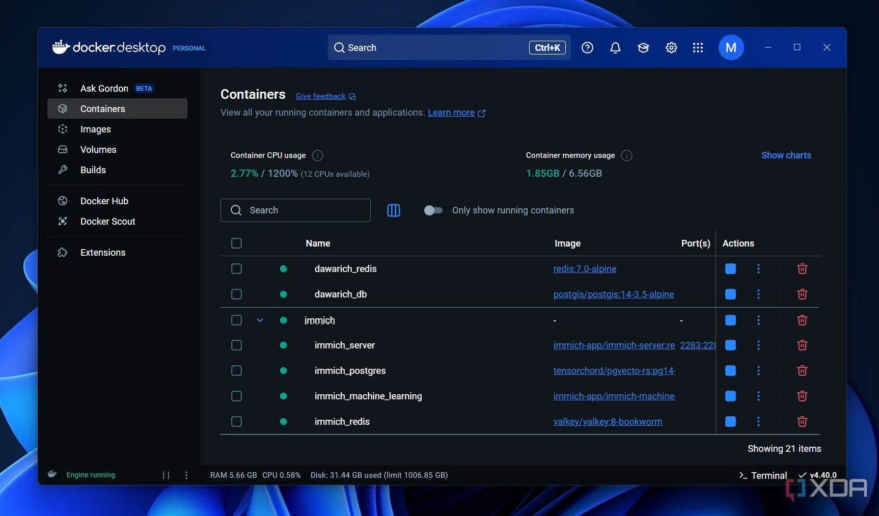 Giao diện Docker Desktop hoạt động trên Windows với nhiều container khác nhau