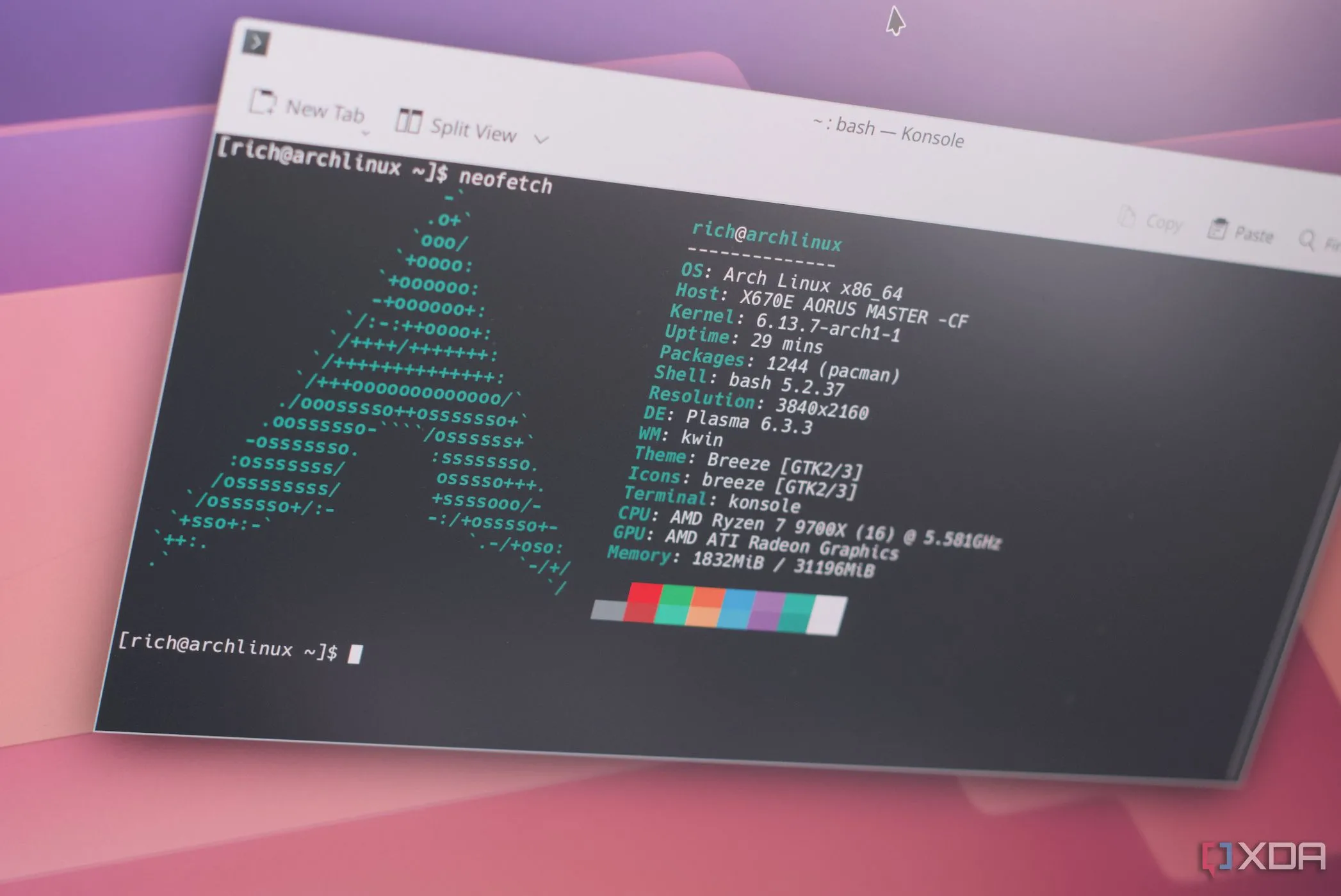 Giao diện dòng lệnh (terminal) trên Arch Linux với công cụ Neofetch, hiển thị thông tin hệ thống