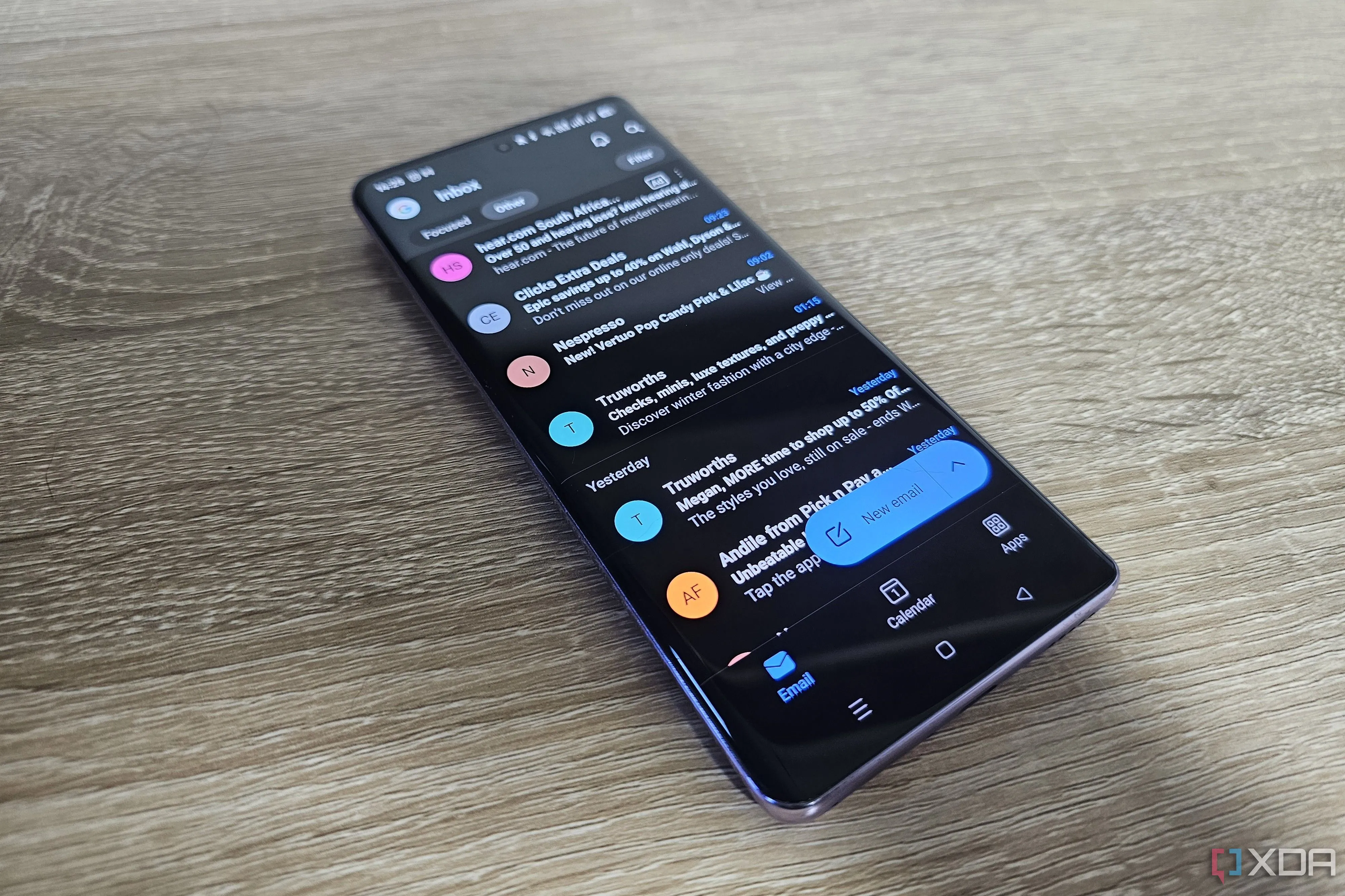 Giao diện hộp thư đến trên ứng dụng Outlook Mobile, minh họa sự phức tạp của các giao thức email và thách thức khi tự host máy chủ.