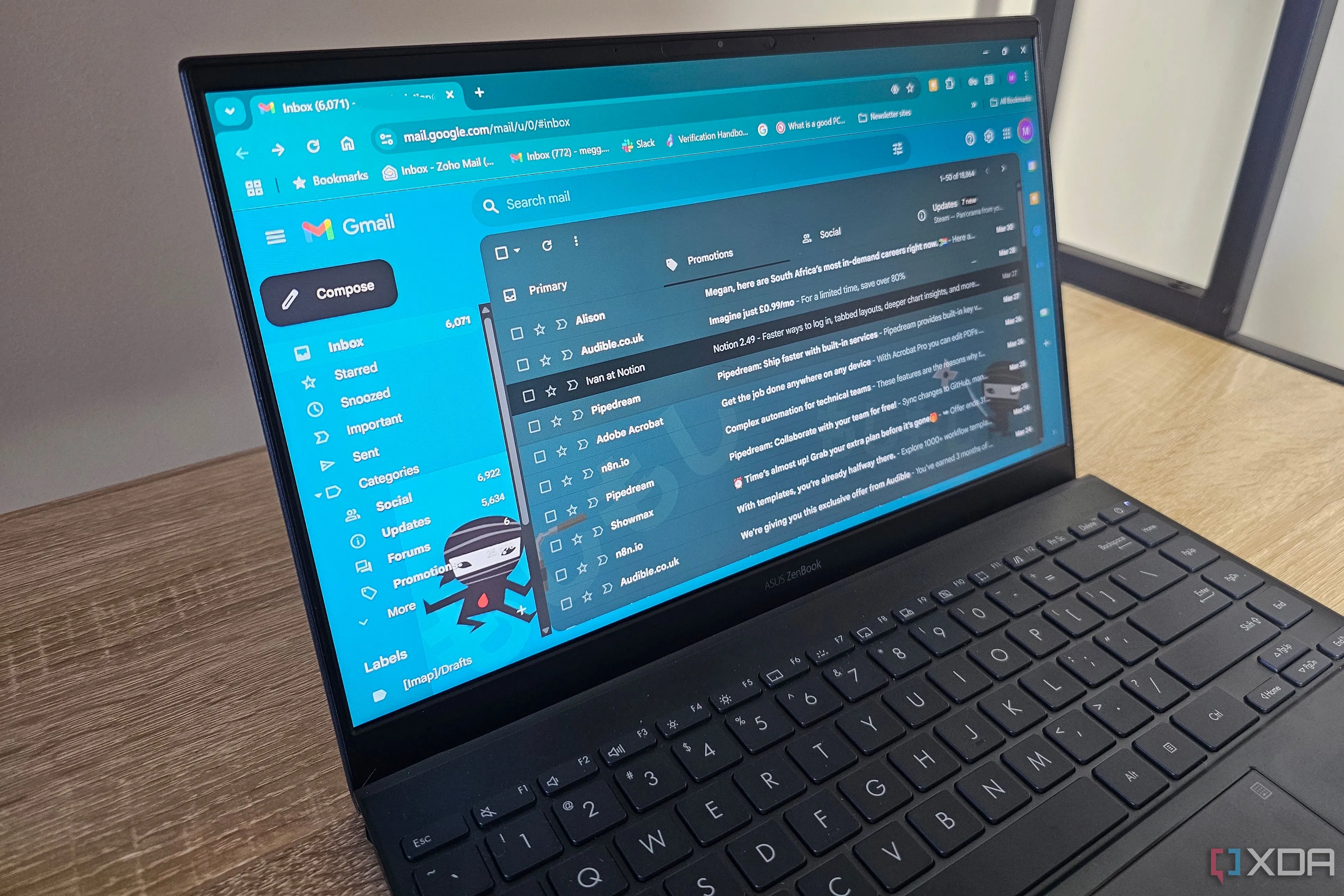 Giao diện hộp thư Gmail trên màn hình máy tính xách tay, thể hiện sự lựa chọn thay thế cho Outlook