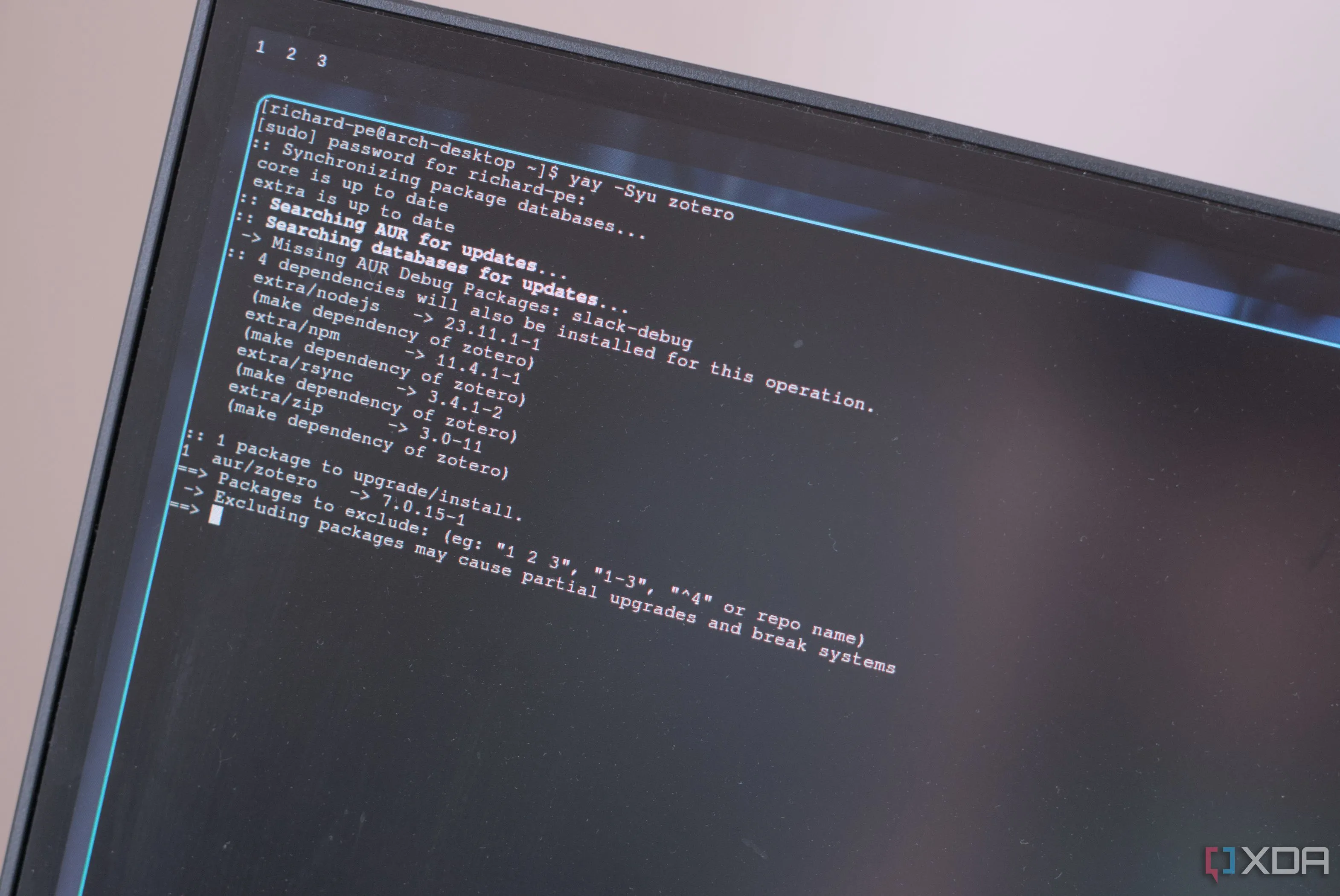 Giao diện terminal của Arch Linux đang chạy AUR (Kho lưu trữ người dùng Arch), thể hiện cộng đồng và hệ sinh thái phần mềm mở