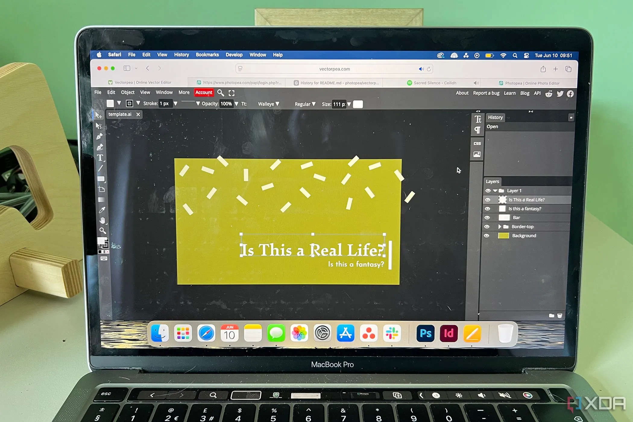 Giao diện trực quan của Vectorpea trên máy tính MacBook, minh họa sự dễ học của phần mềm vẽ vector miễn phí