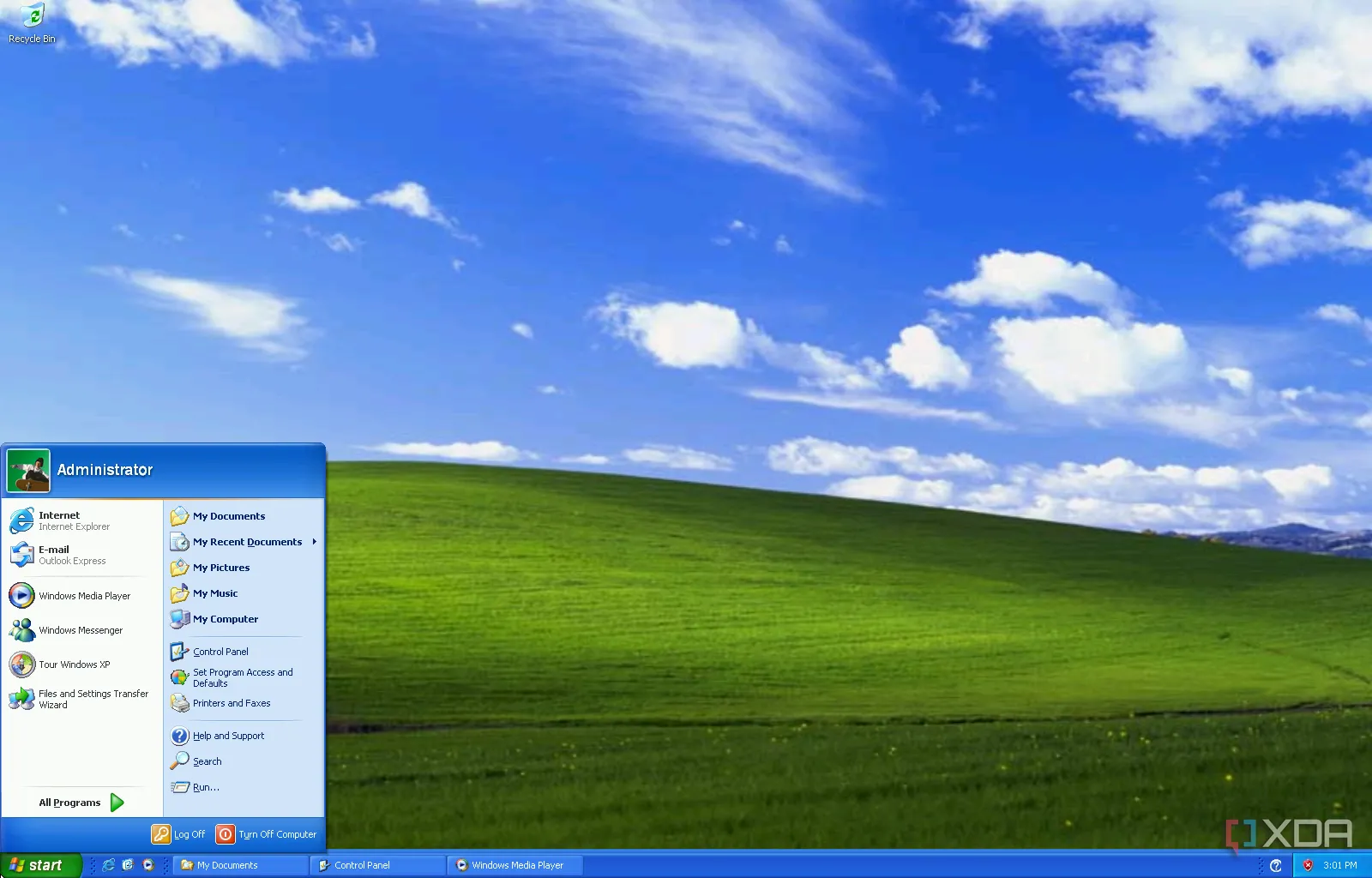 Hình ảnh màn hình desktop kinh điển của Windows XP với hình nền Bliss mang tính biểu tượng