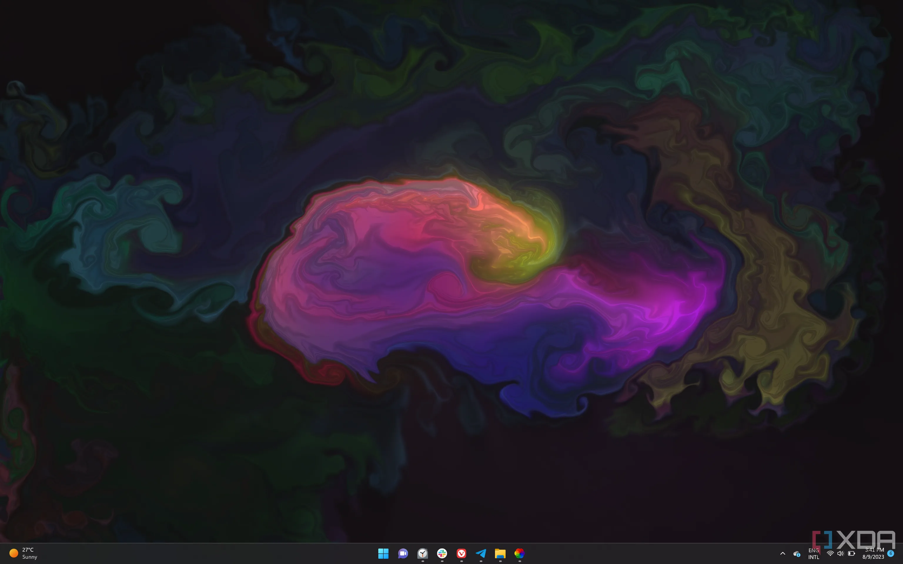 Hình ảnh màn hình Windows 11 với hình nền động hiệu ứng mực loang.
